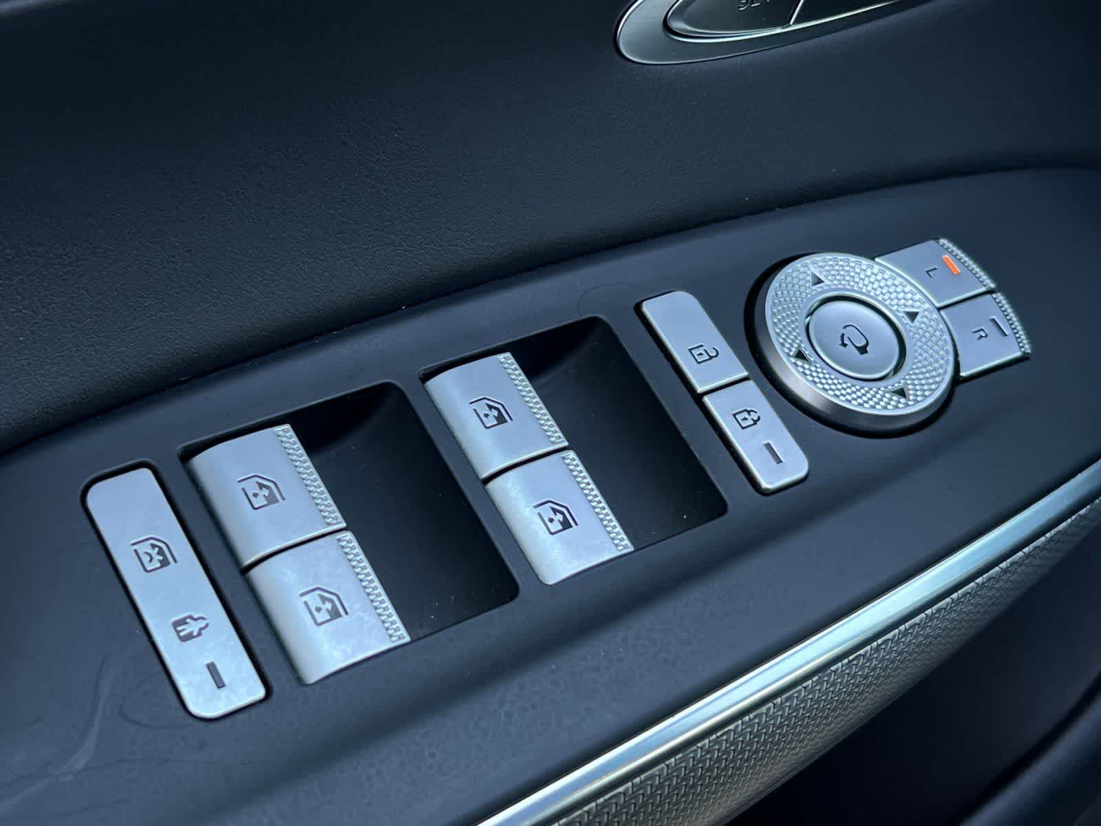 Thumbnail: 2023 Genesis GV70 - 14