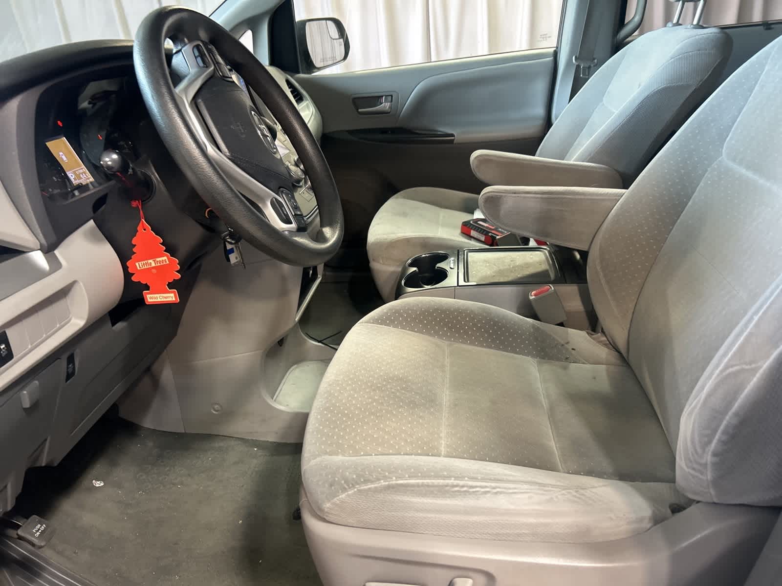Thumbnail: 2017 Toyota Sienna - 23