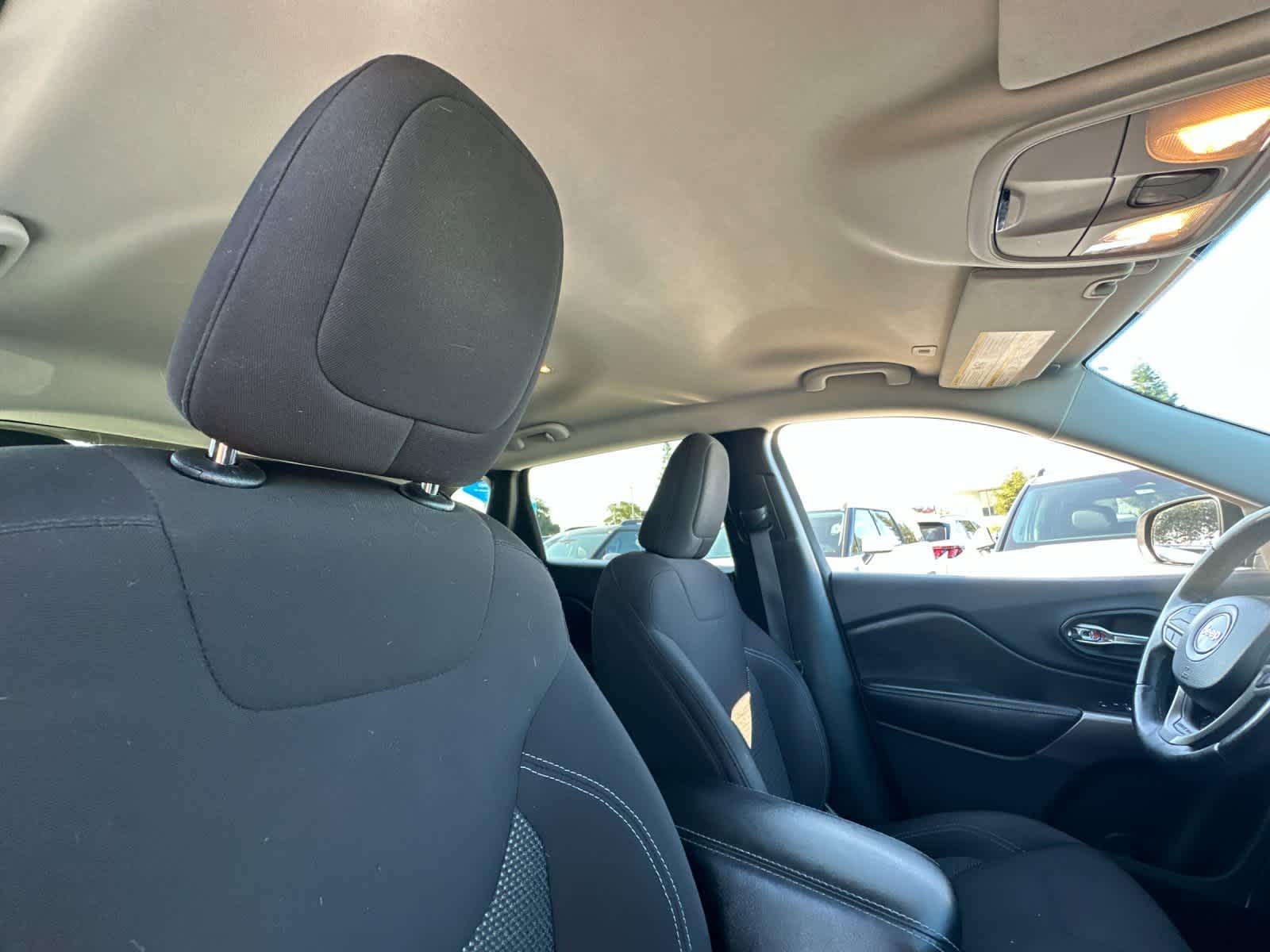 Thumbnail: 2019 Jeep Cherokee - 17