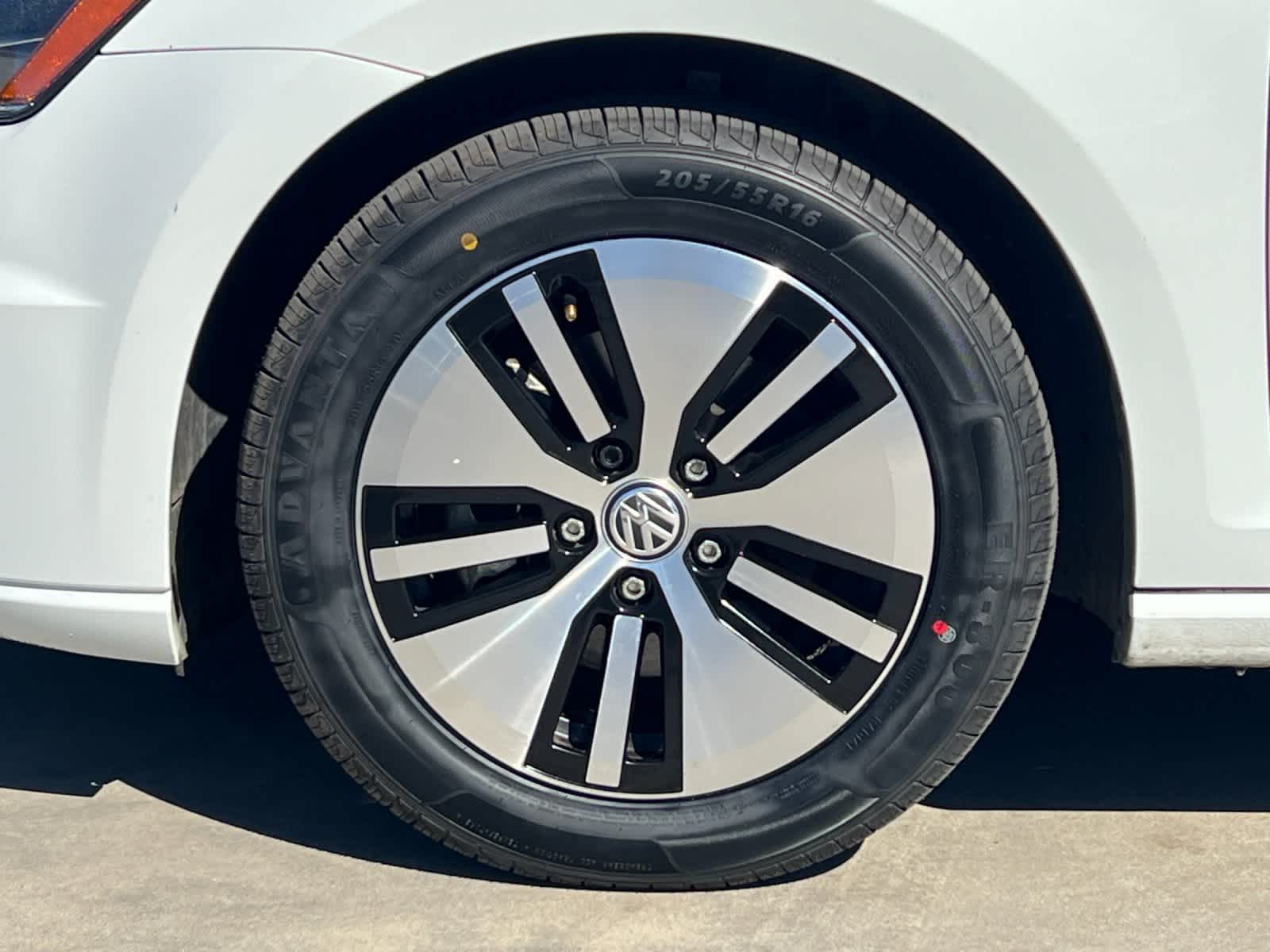 Thumbnail: 2016 Volkswagen e-Golf - 25