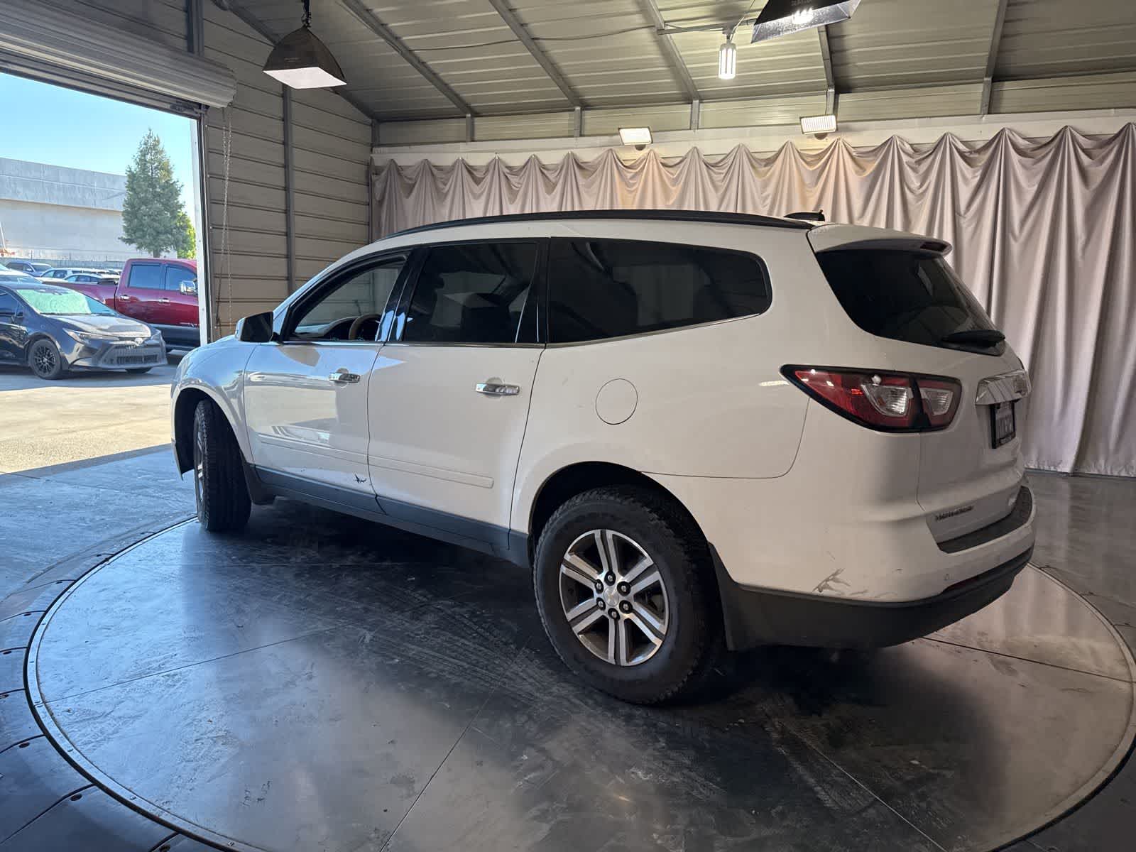 2017 Chevrolet Traverse LT w/1LT photo 4