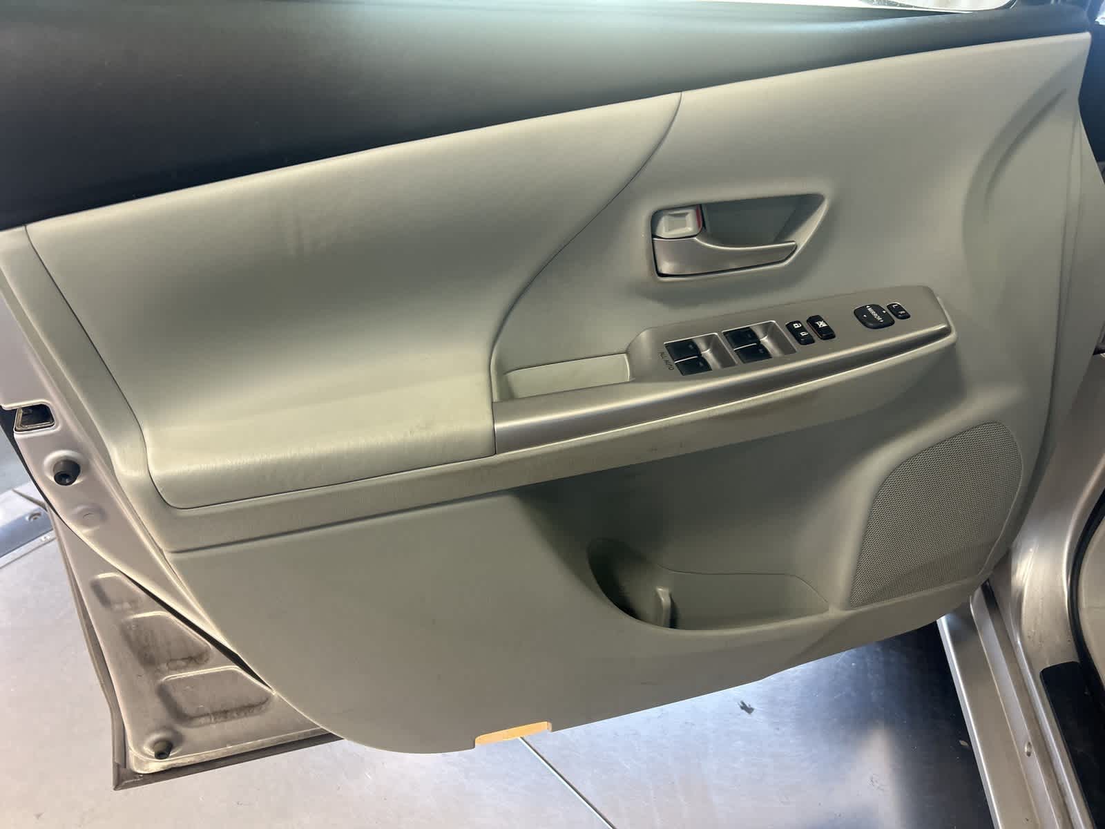 Thumbnail: 2012 Toyota Prius v - 22