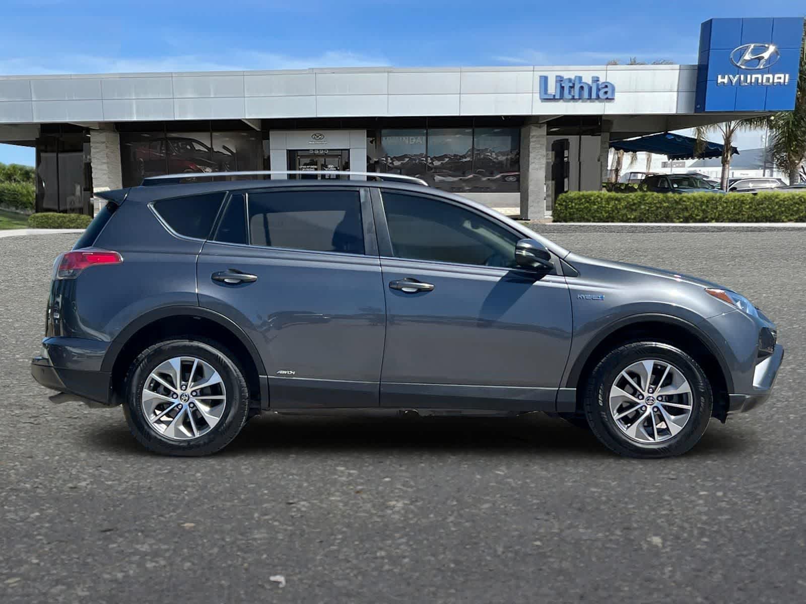 Thumbnail: 2017 Toyota RAV4 - 9