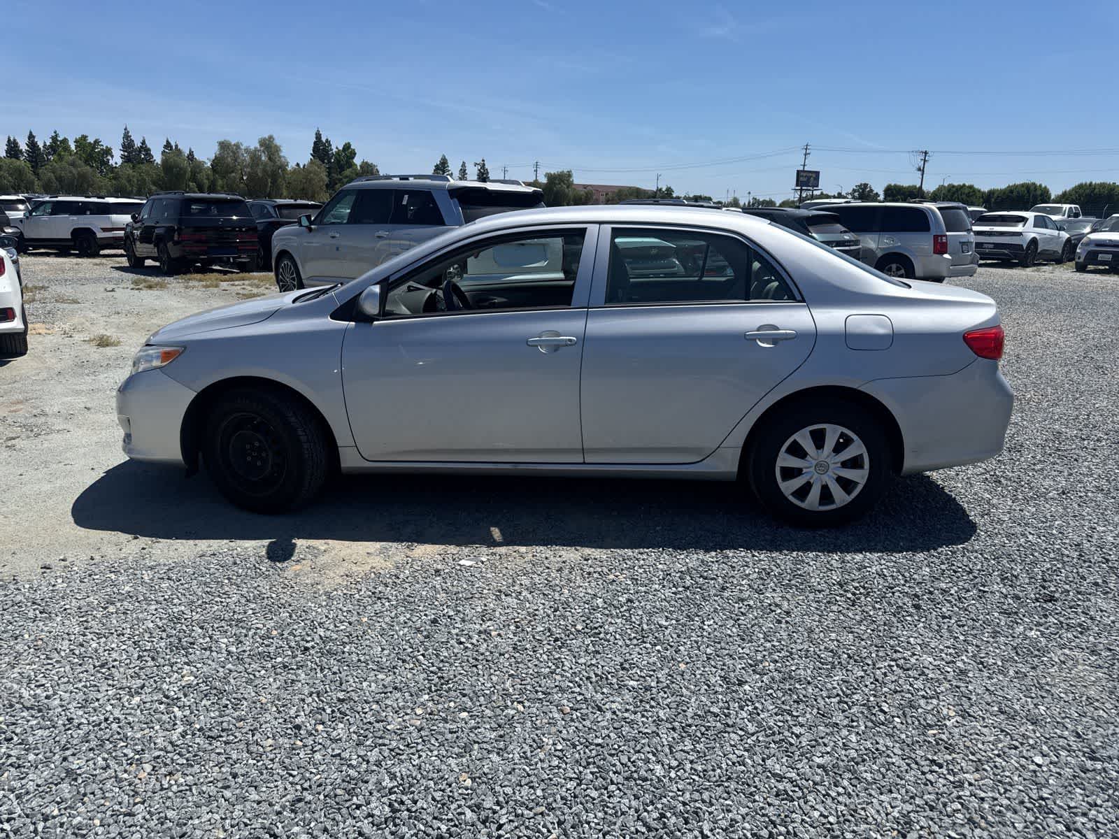 2010 Toyota Corolla LE photo 3