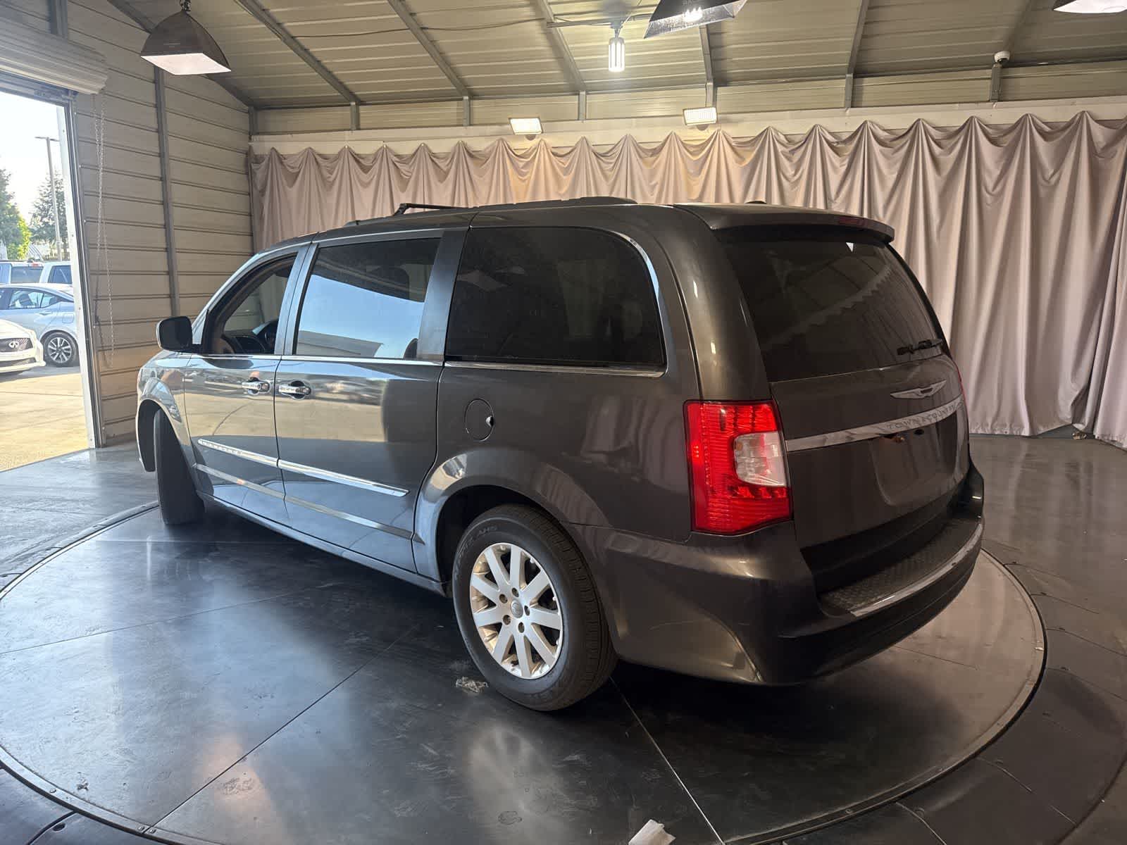 Thumbnail: 2016 Chrysler Town & Country - 7