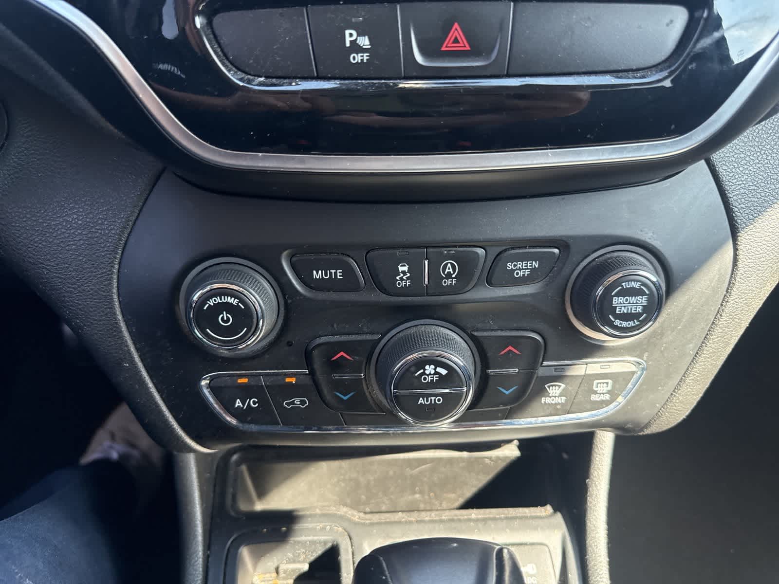 Thumbnail: 2019 Jeep Cherokee - 23