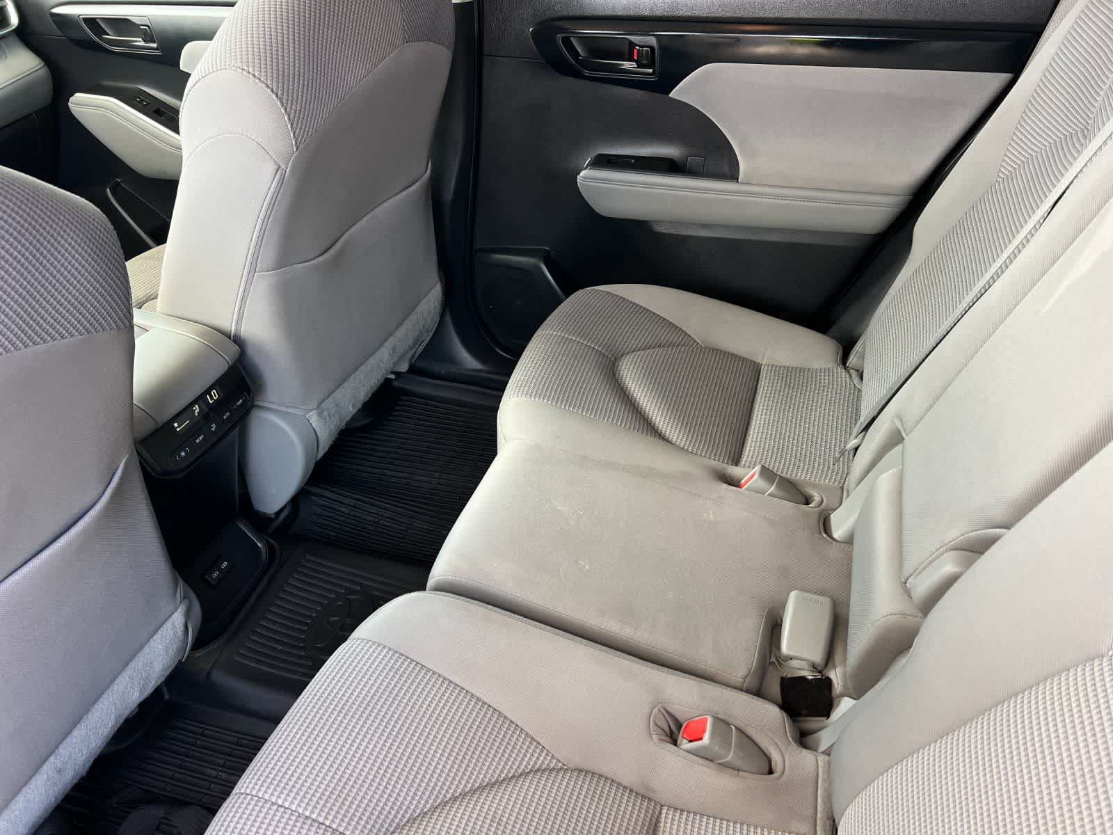 2023 Toyota Highlander Hybrid LE photo 4