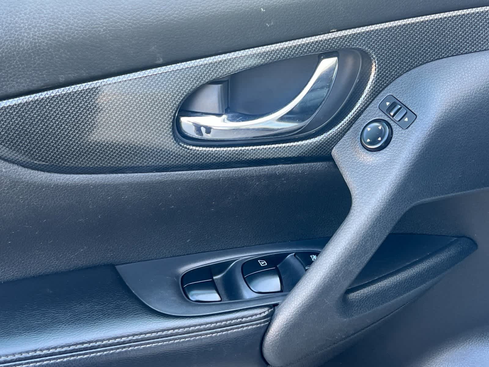 Thumbnail: 2016 Nissan Rogue - 13