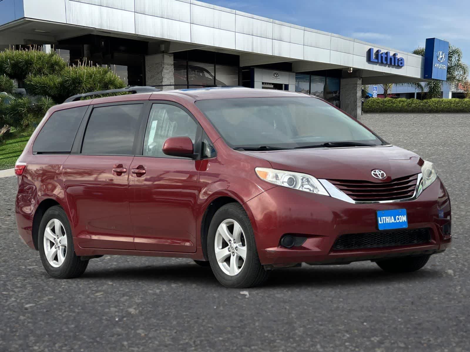Thumbnail: 2017 Toyota Sienna - 10