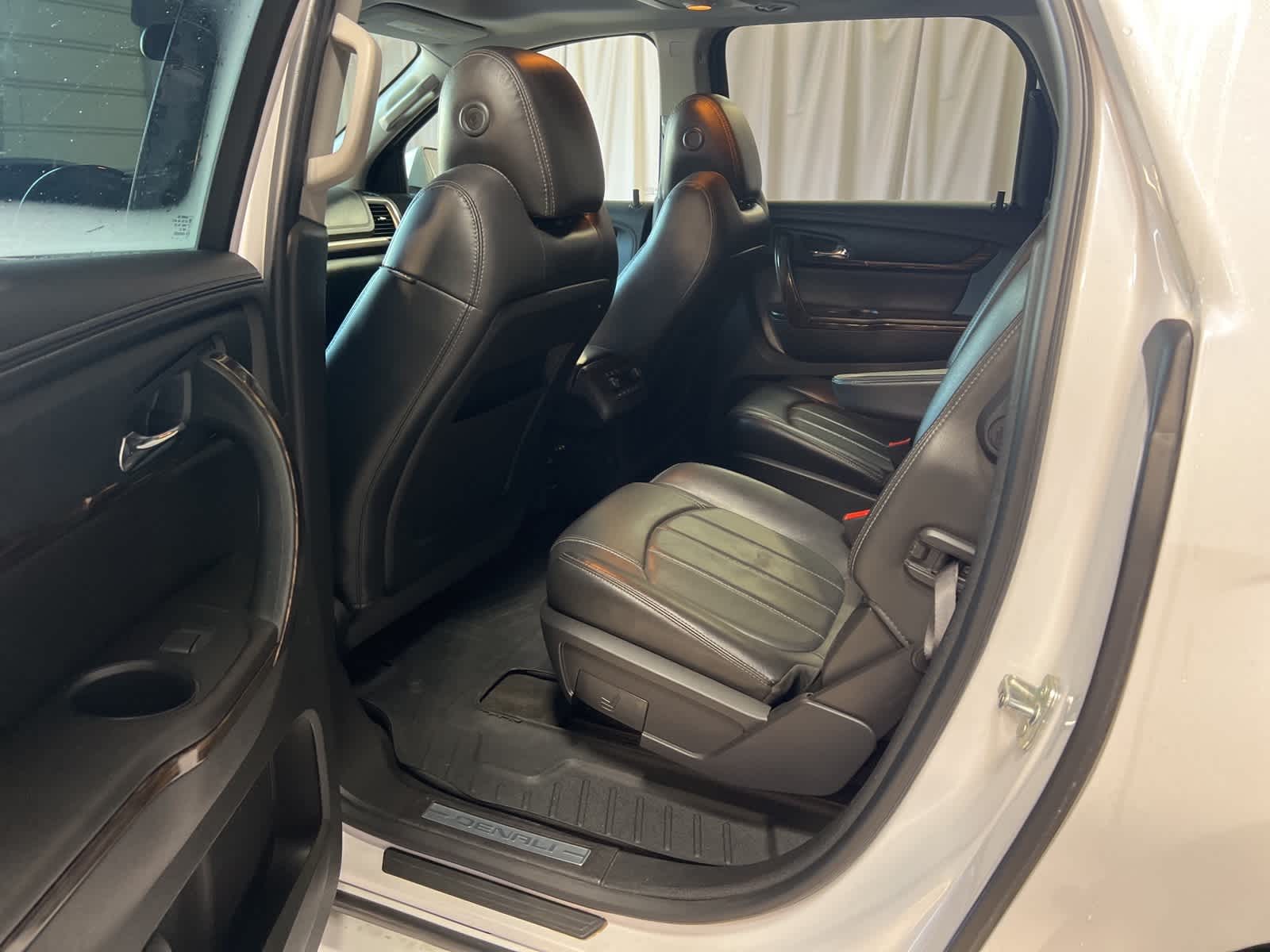Thumbnail: 2016 GMC Acadia - 32