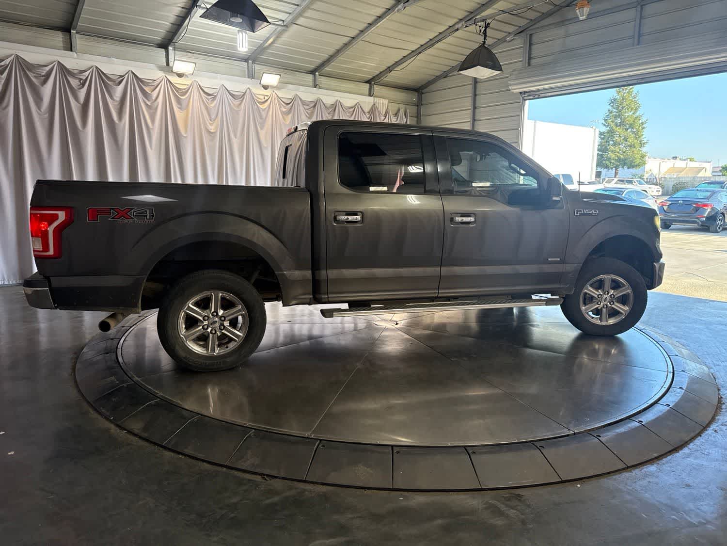 2016 Ford F-150 photo 2