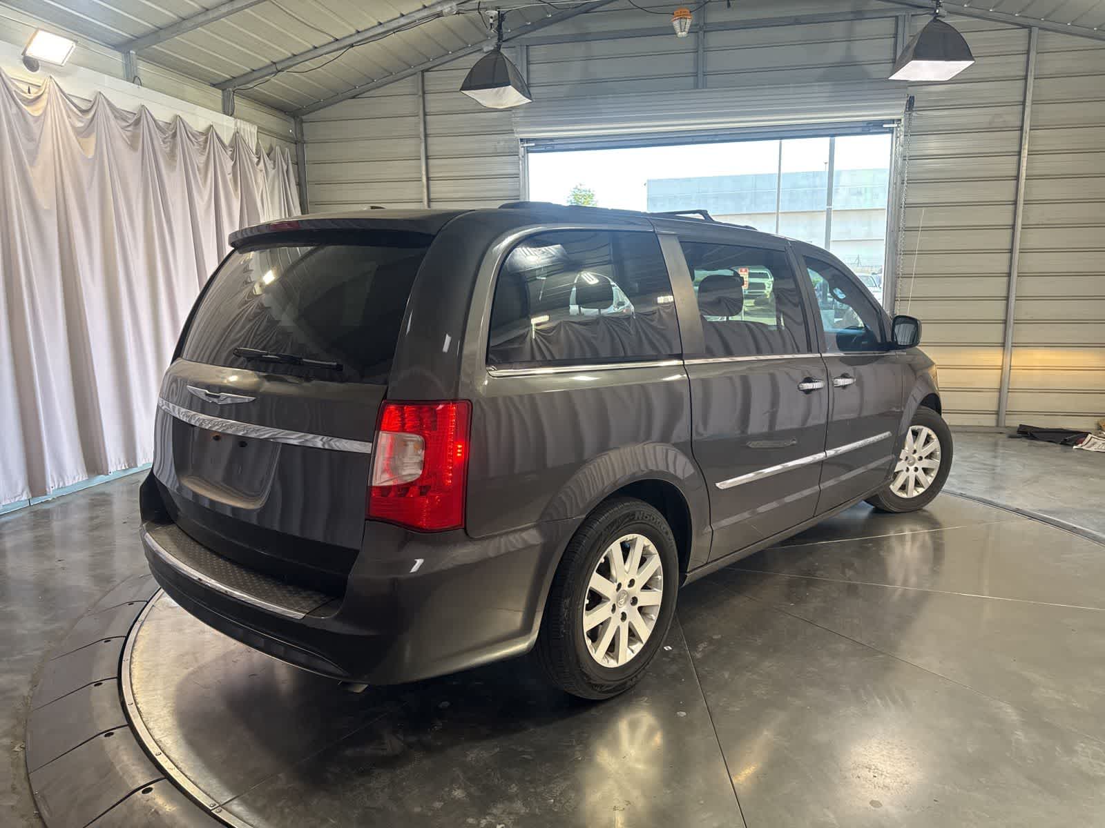 Thumbnail: 2016 Chrysler Town & Country - 5