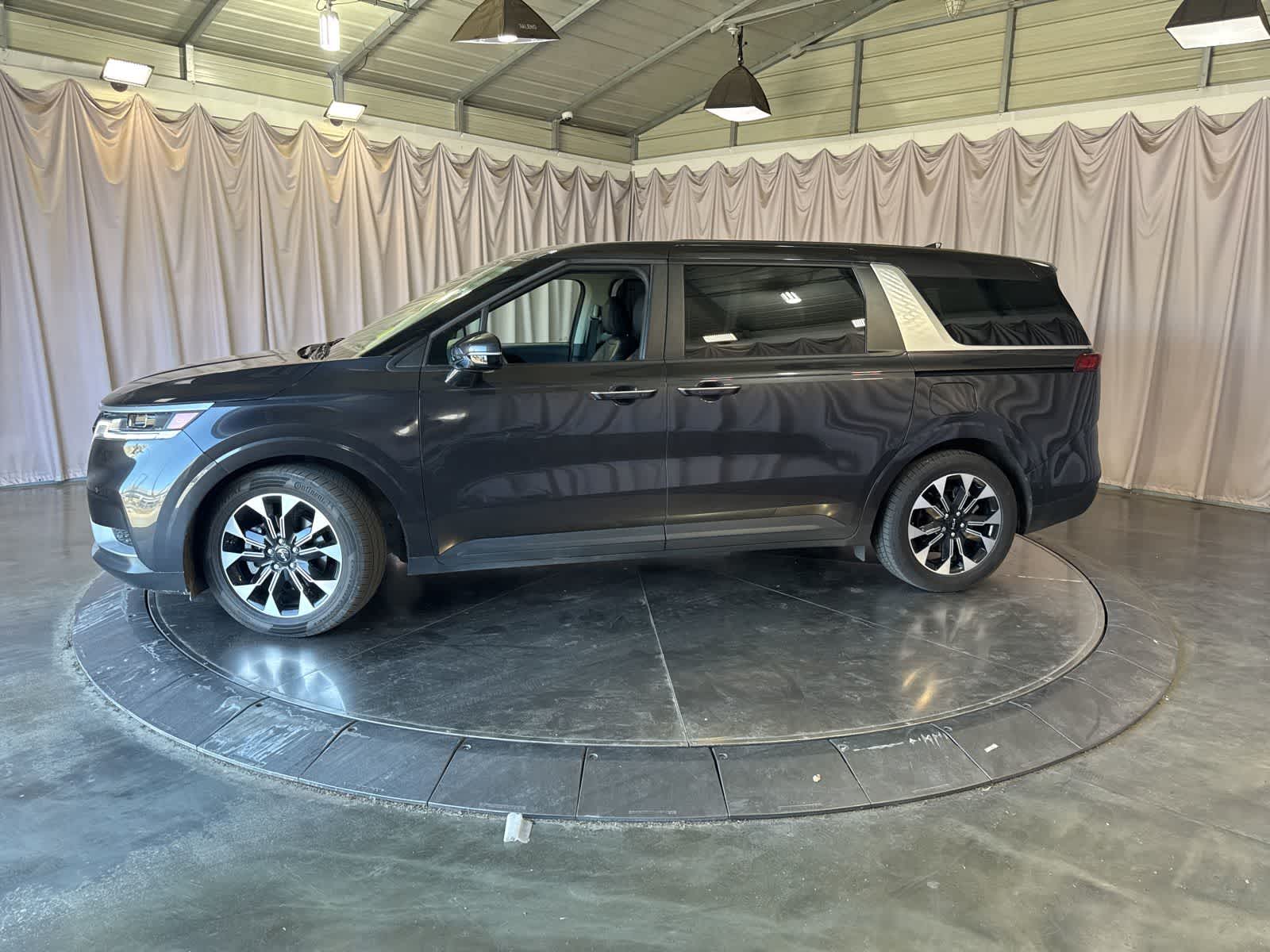 2024 Kia Carnival EX photo 5