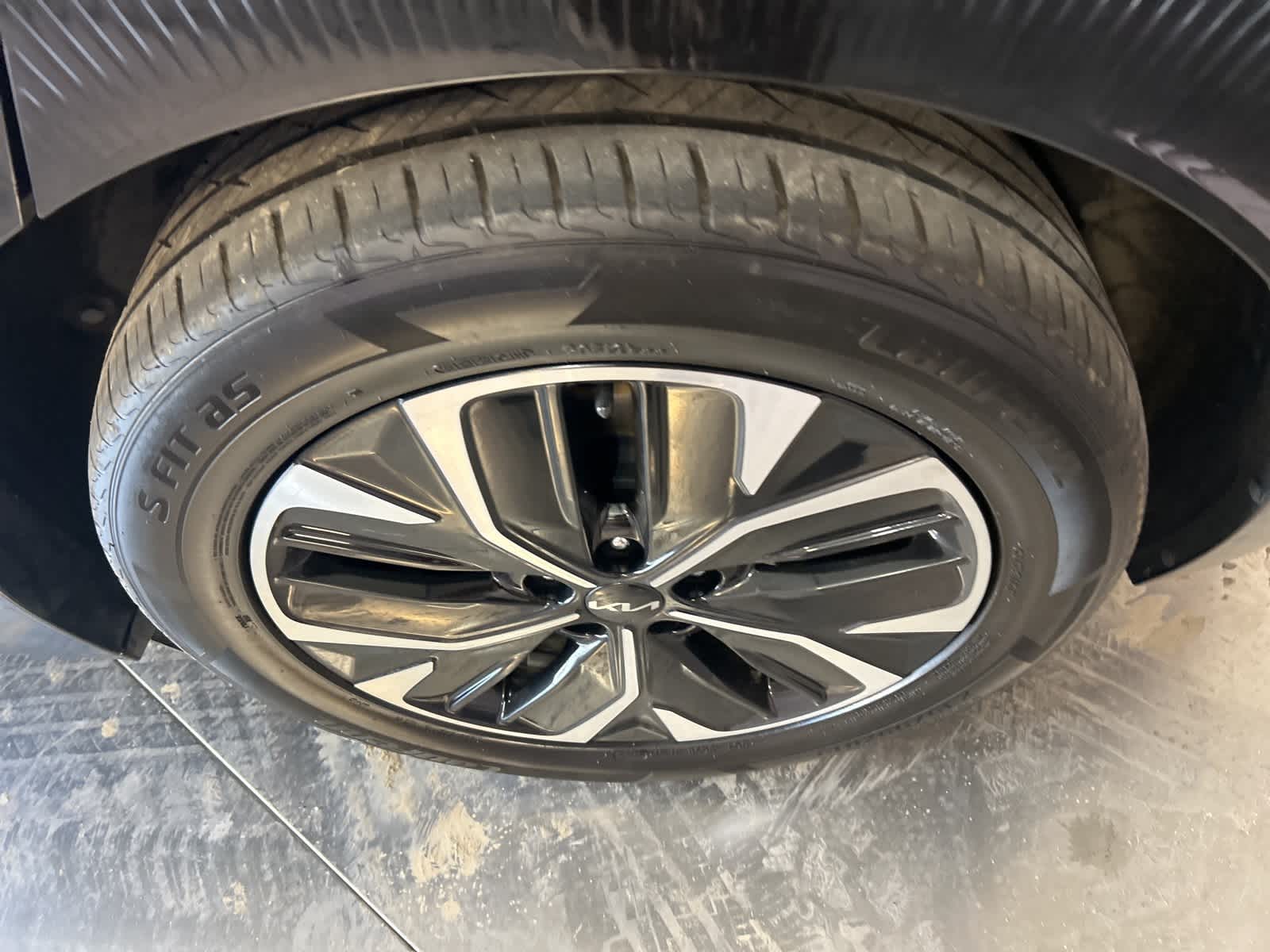 Thumbnail: 2022 Kia EV6 - 14