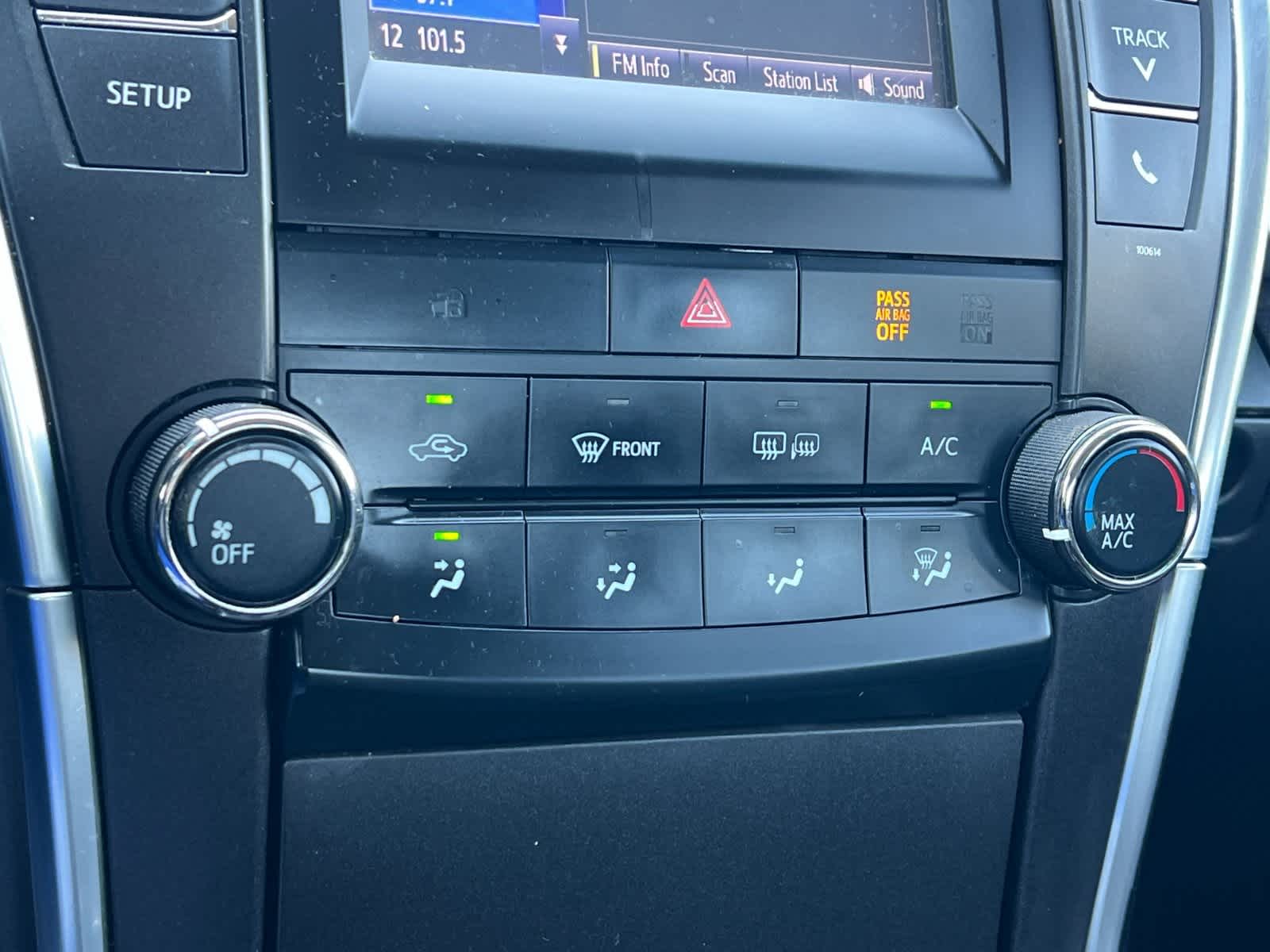 2017 Toyota Camry SE 19