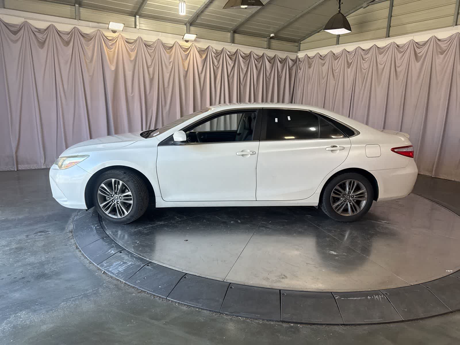 2017 Toyota Camry SE photo 3