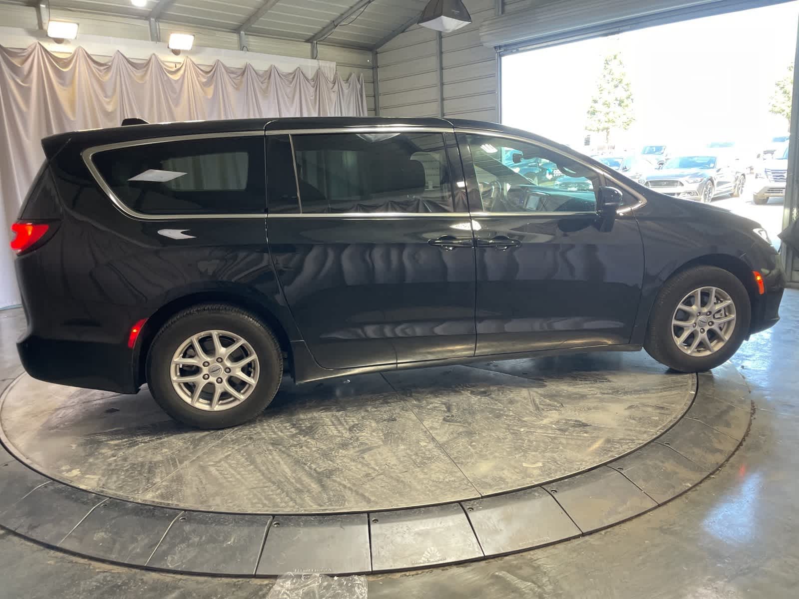 Thumbnail: 2025 Chrysler Pacifica - 5