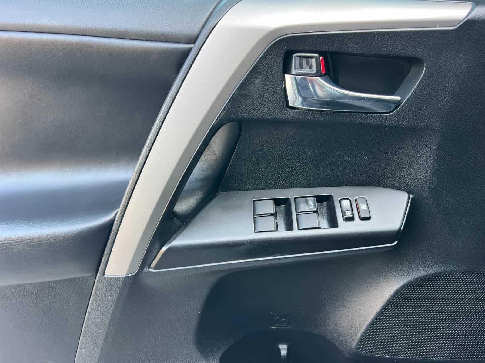 Thumbnail: 2018 Toyota RAV4 - 12