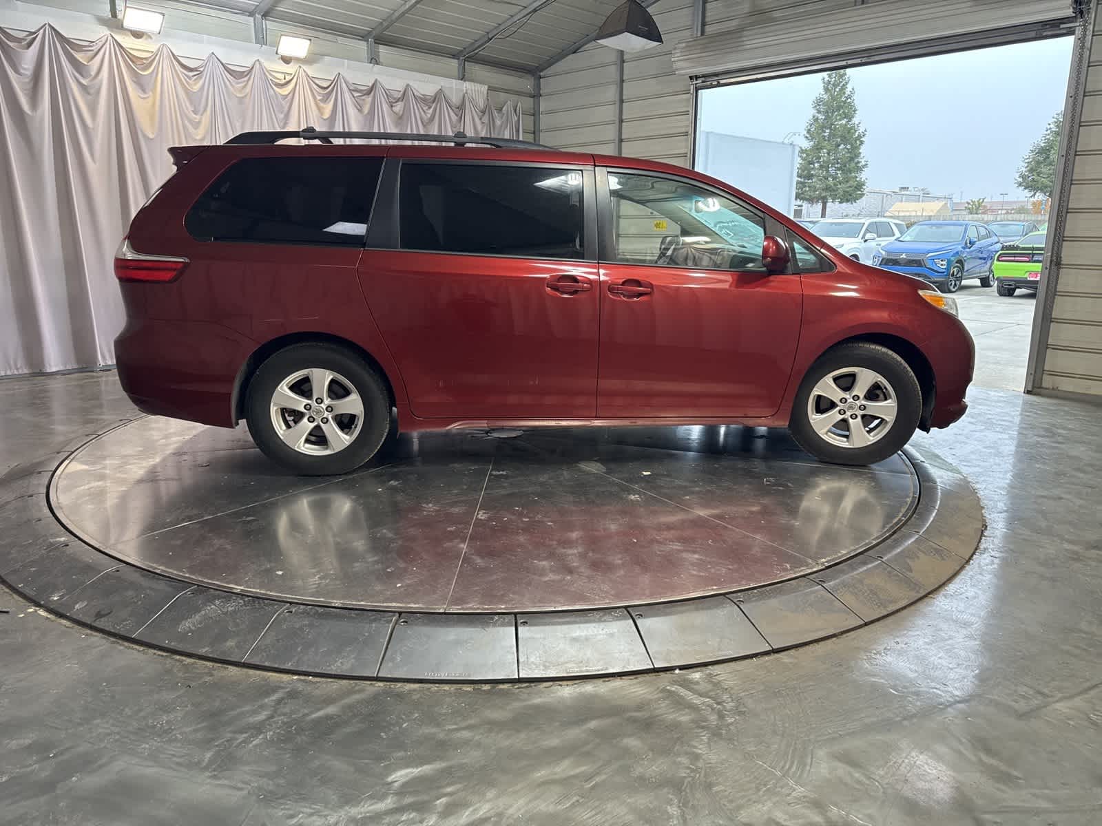 Thumbnail: 2017 Toyota Sienna - 4