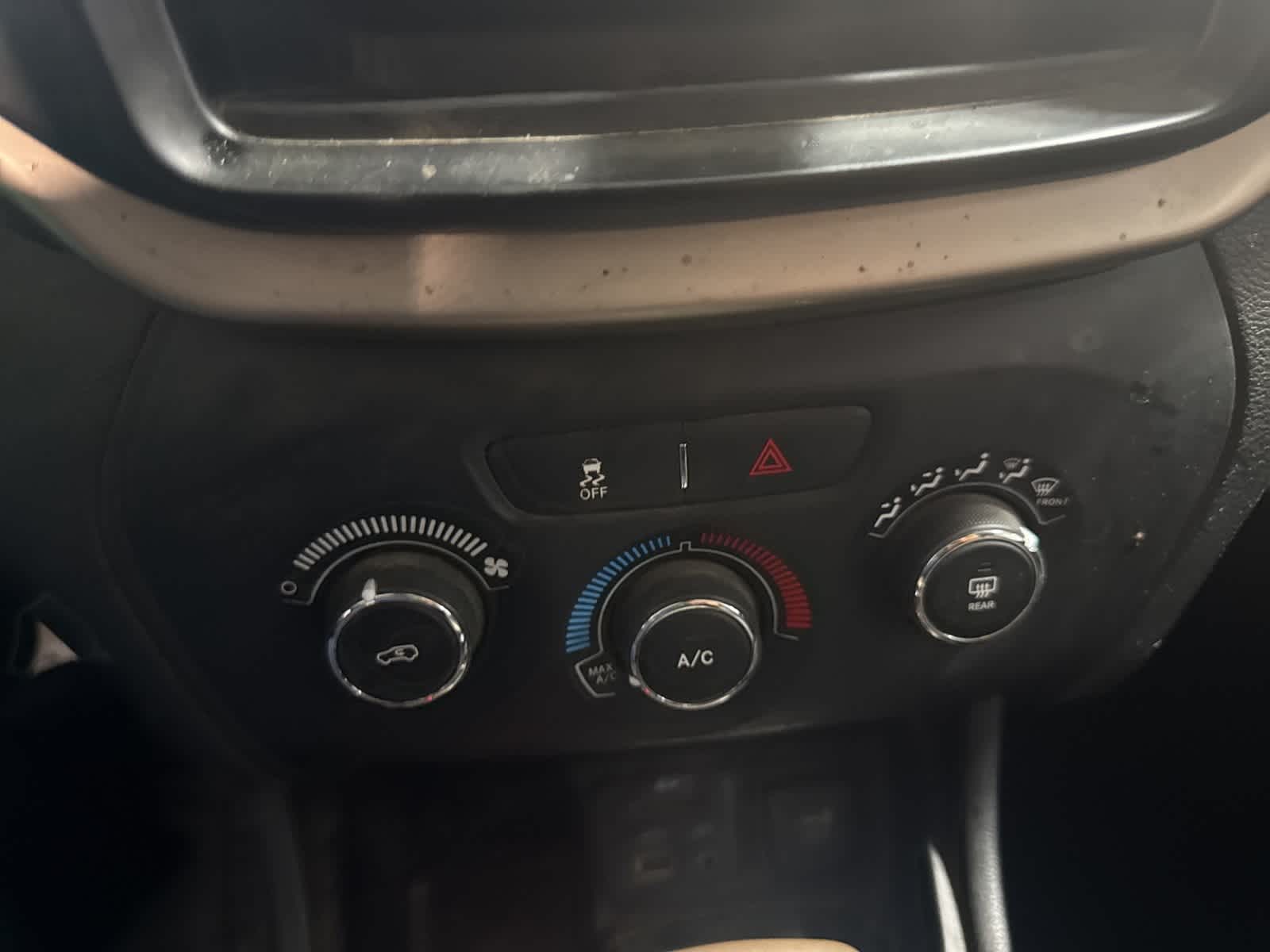 Thumbnail: 2018 Jeep Cherokee - 23