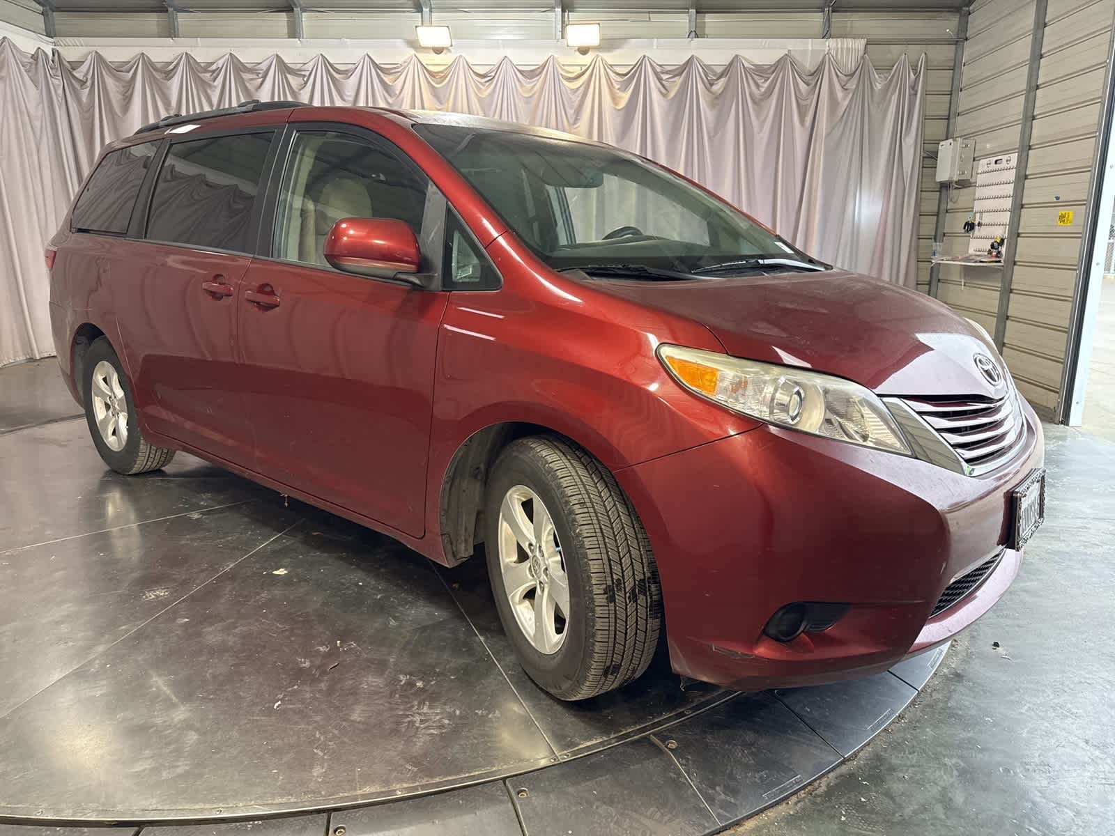 Thumbnail: 2017 Toyota Sienna - 3
