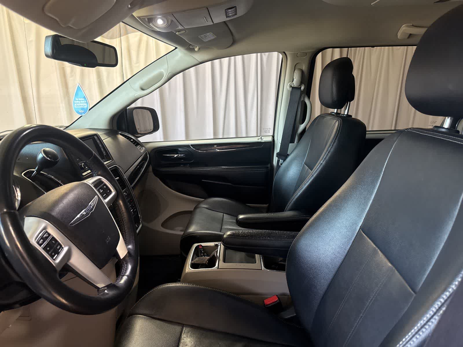 Thumbnail: 2016 Chrysler Town & Country - 18