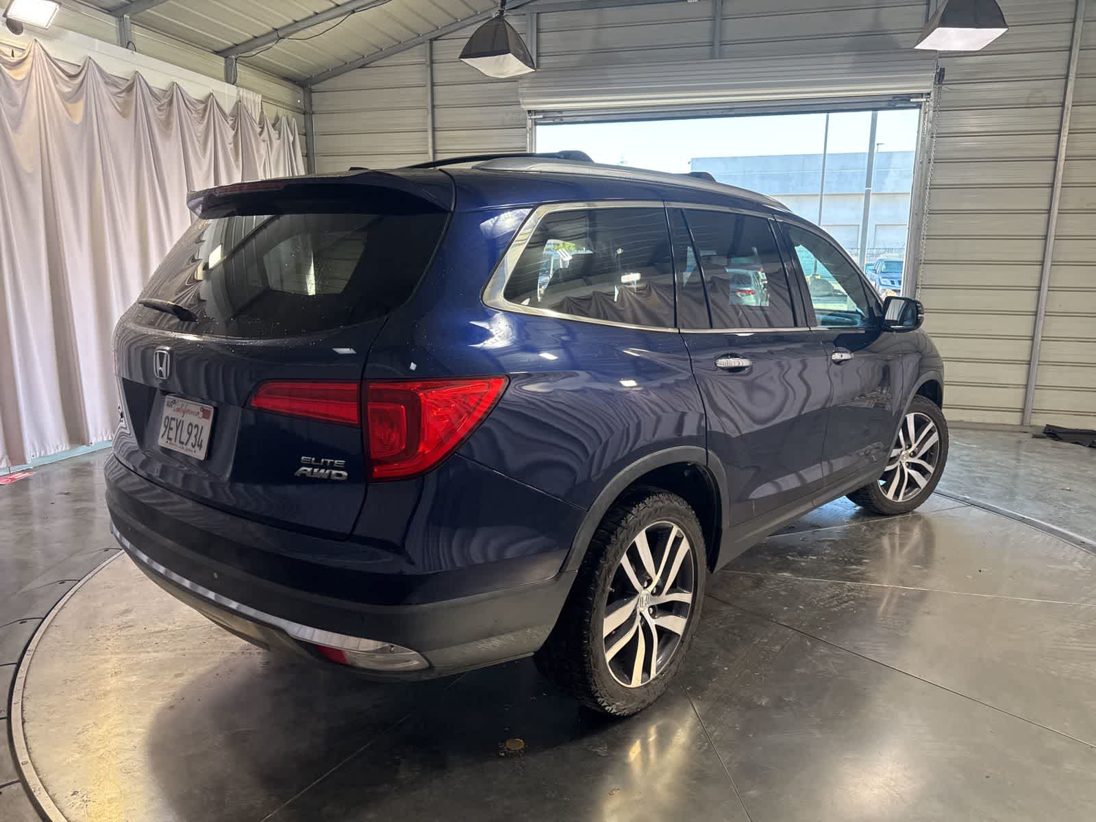 2017 Honda Pilot Elite AWD photo 4