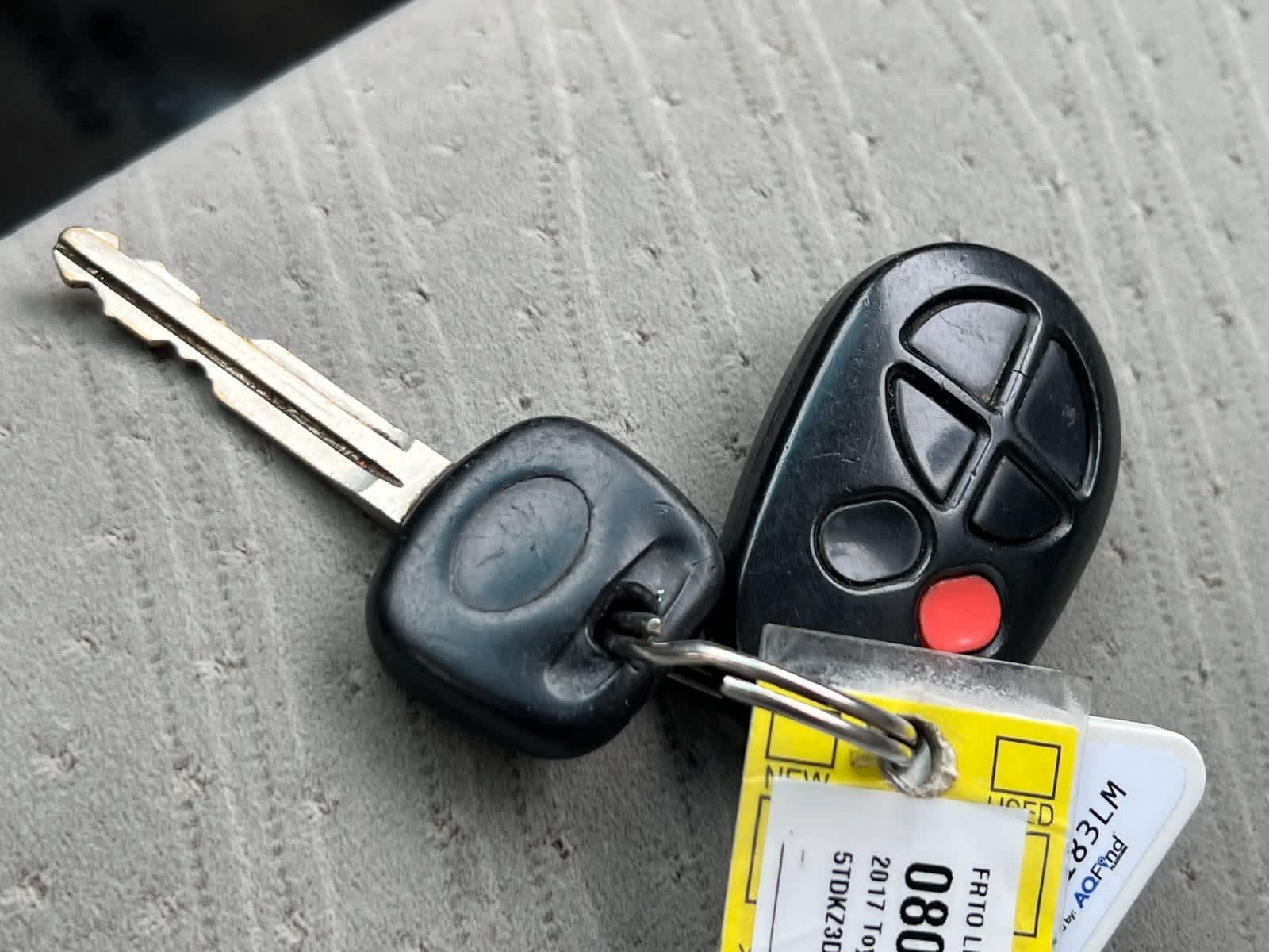 Thumbnail: 2017 Toyota Sienna - 29