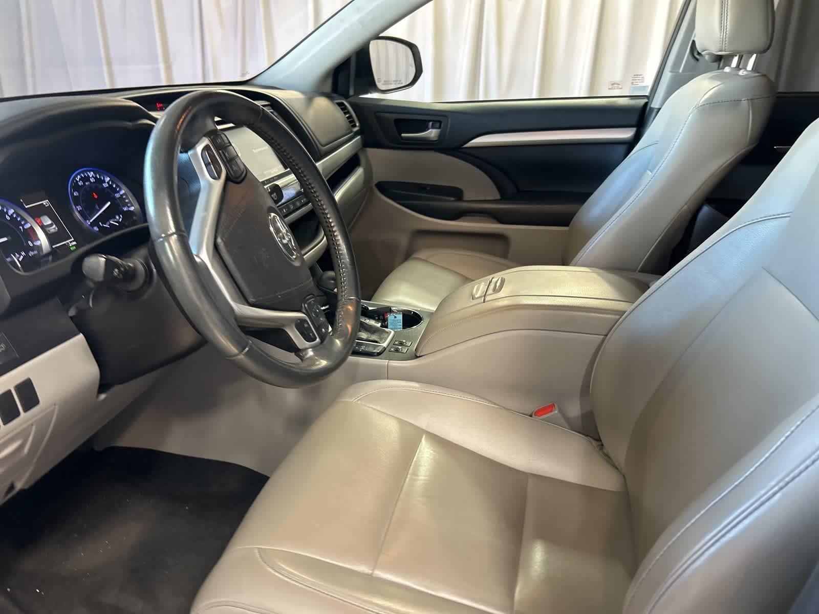 Thumbnail: 2019 Toyota Highlander - 25