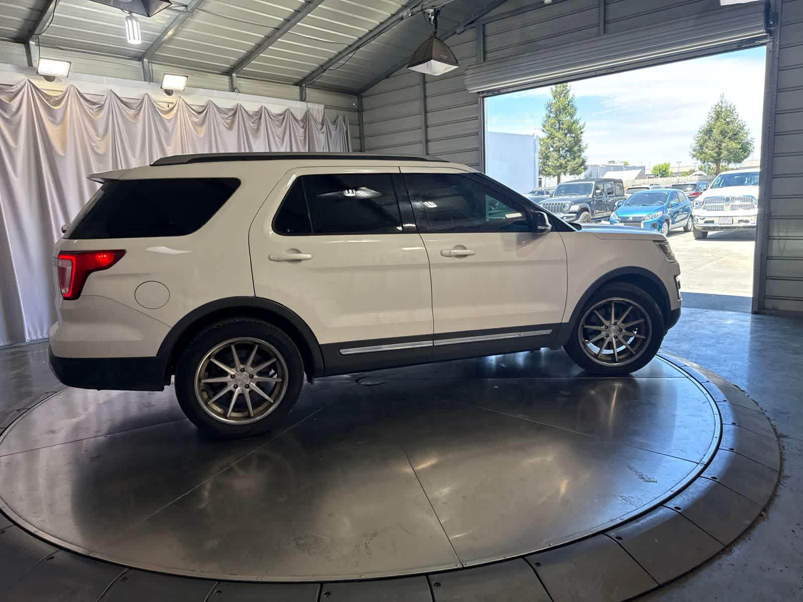 Thumbnail: 2017 Ford Explorer - 3