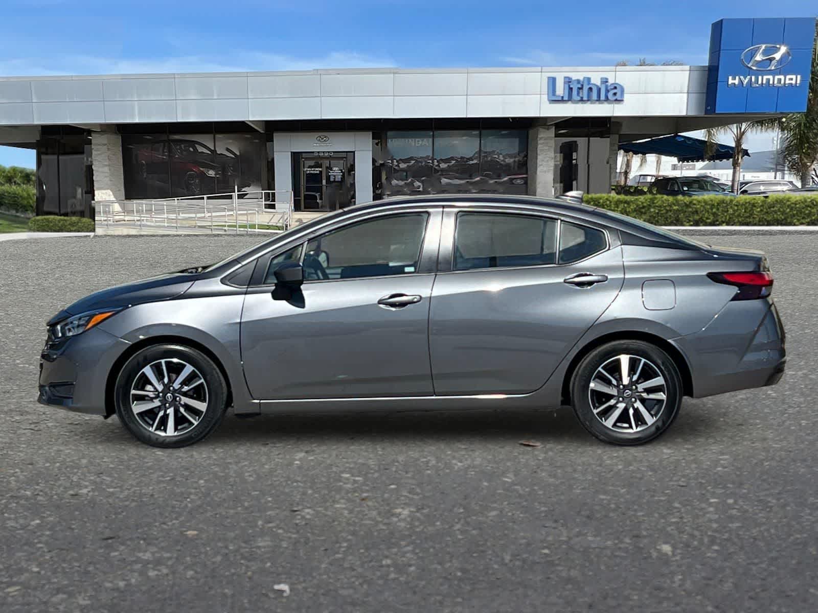 2025 Nissan Versa 1.6 SV photo 5