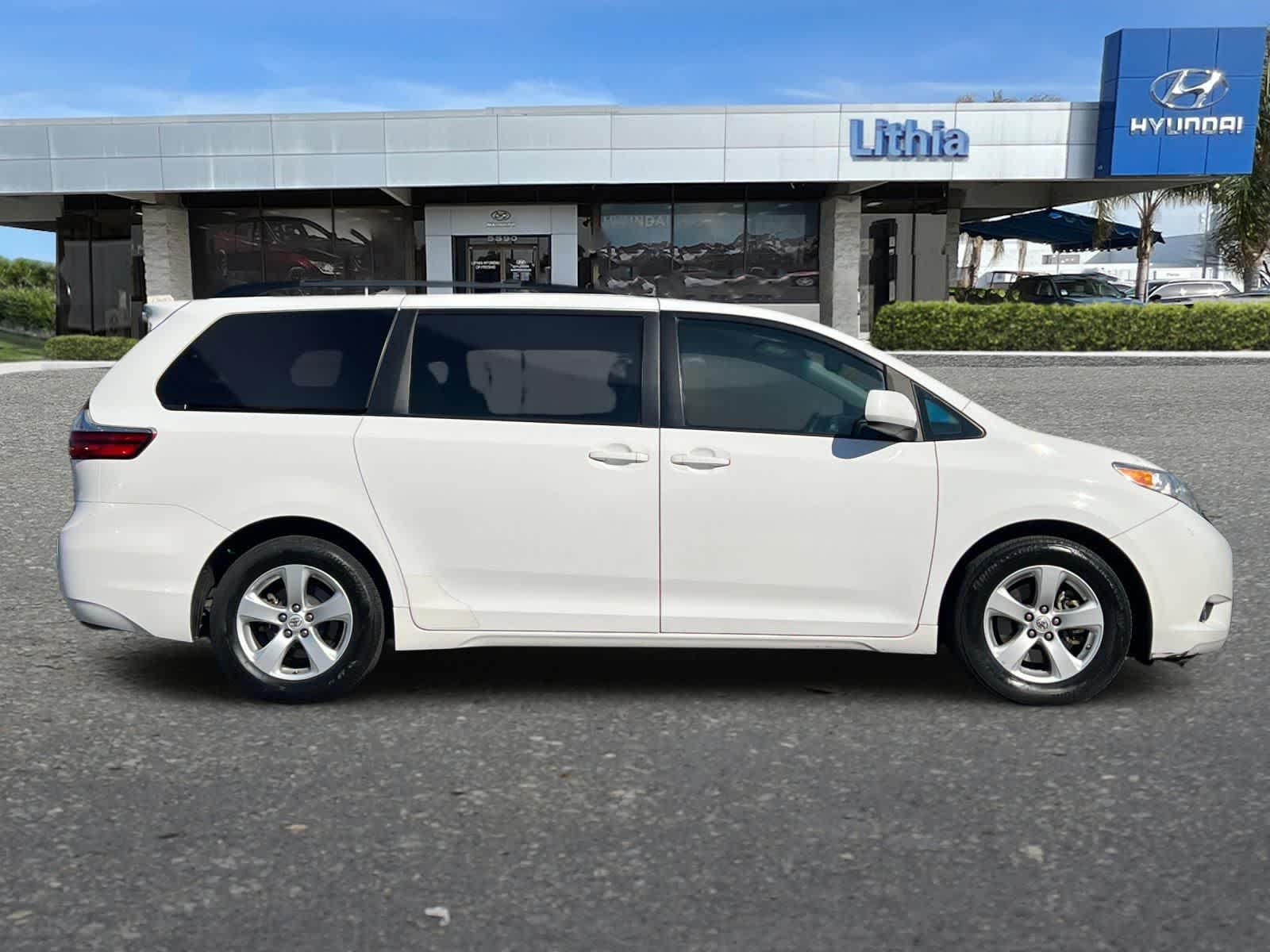 Thumbnail: 2017 Toyota Sienna - 9