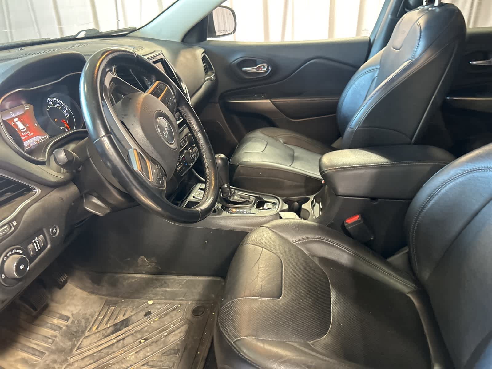 Thumbnail: 2020 Jeep Cherokee - 25