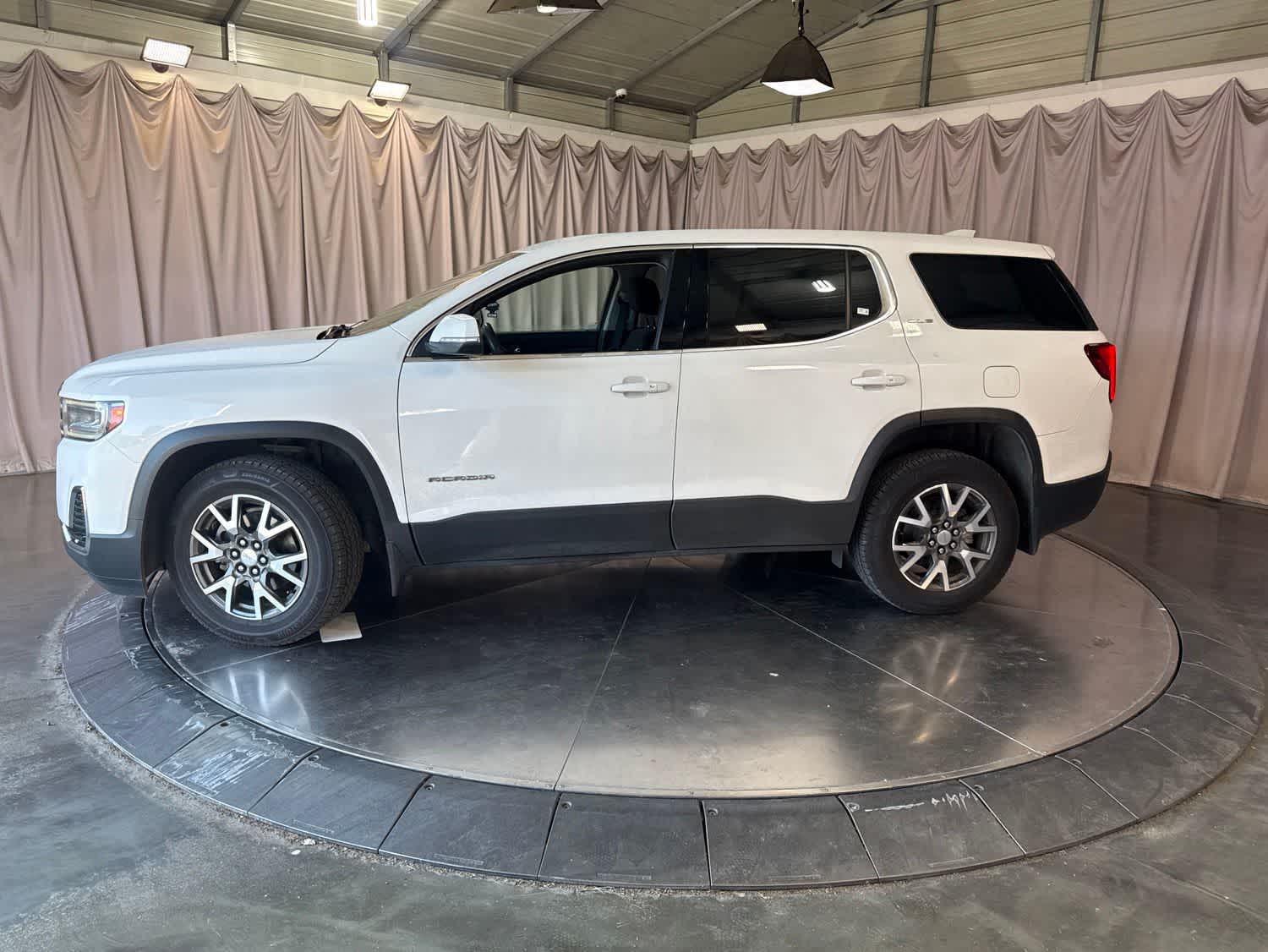 2020 GMC Acadia SLE photo 3