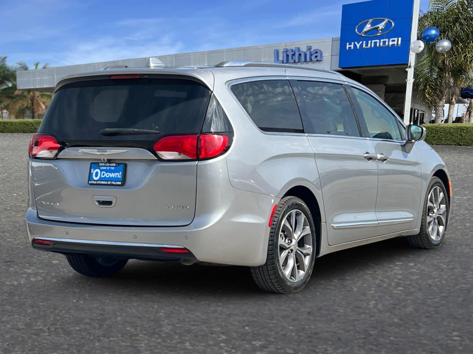 2017 Chrysler Pacifica Limited photo 2