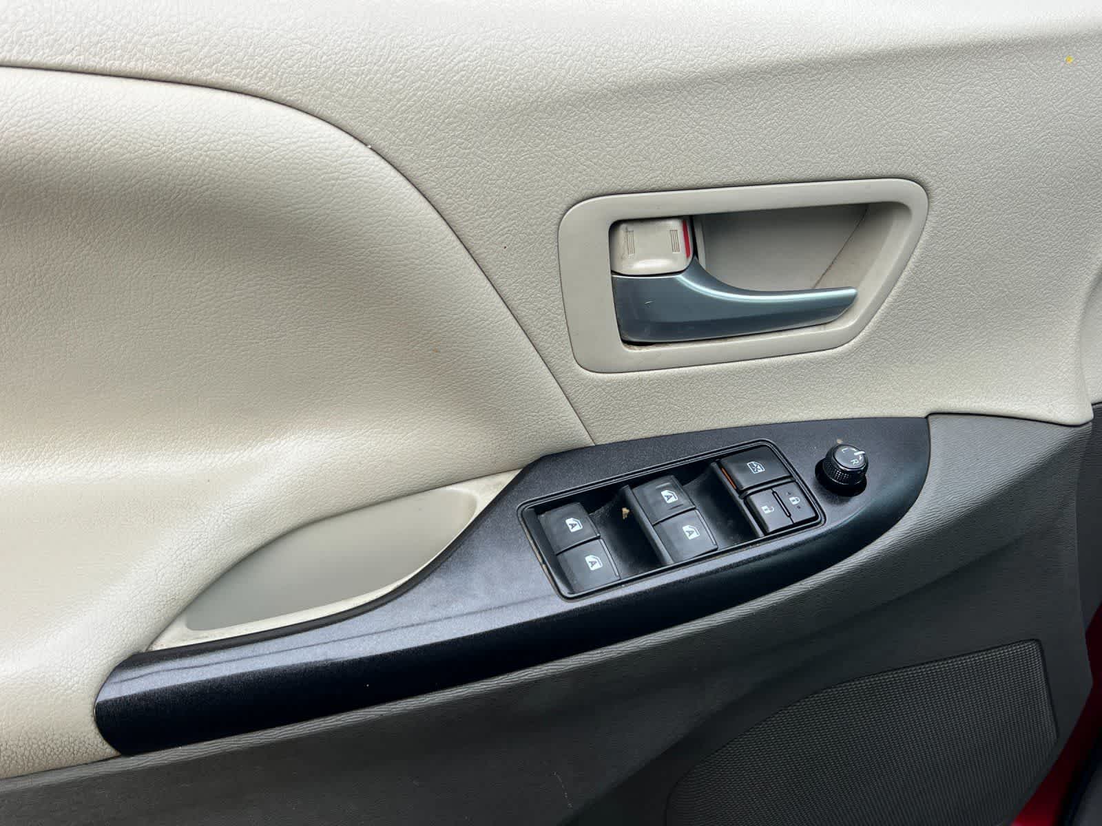 Thumbnail: 2017 Toyota Sienna - 13