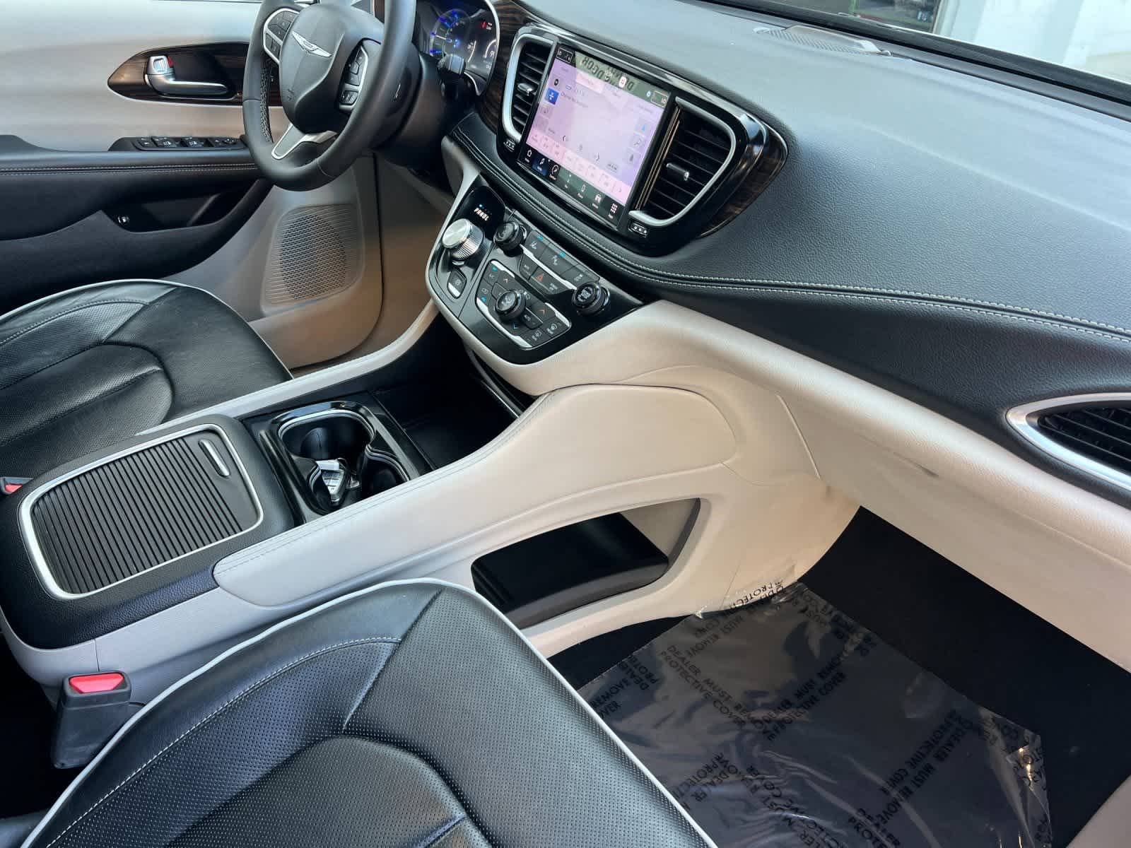 Thumbnail: 2023 Chrysler Pacifica - 17