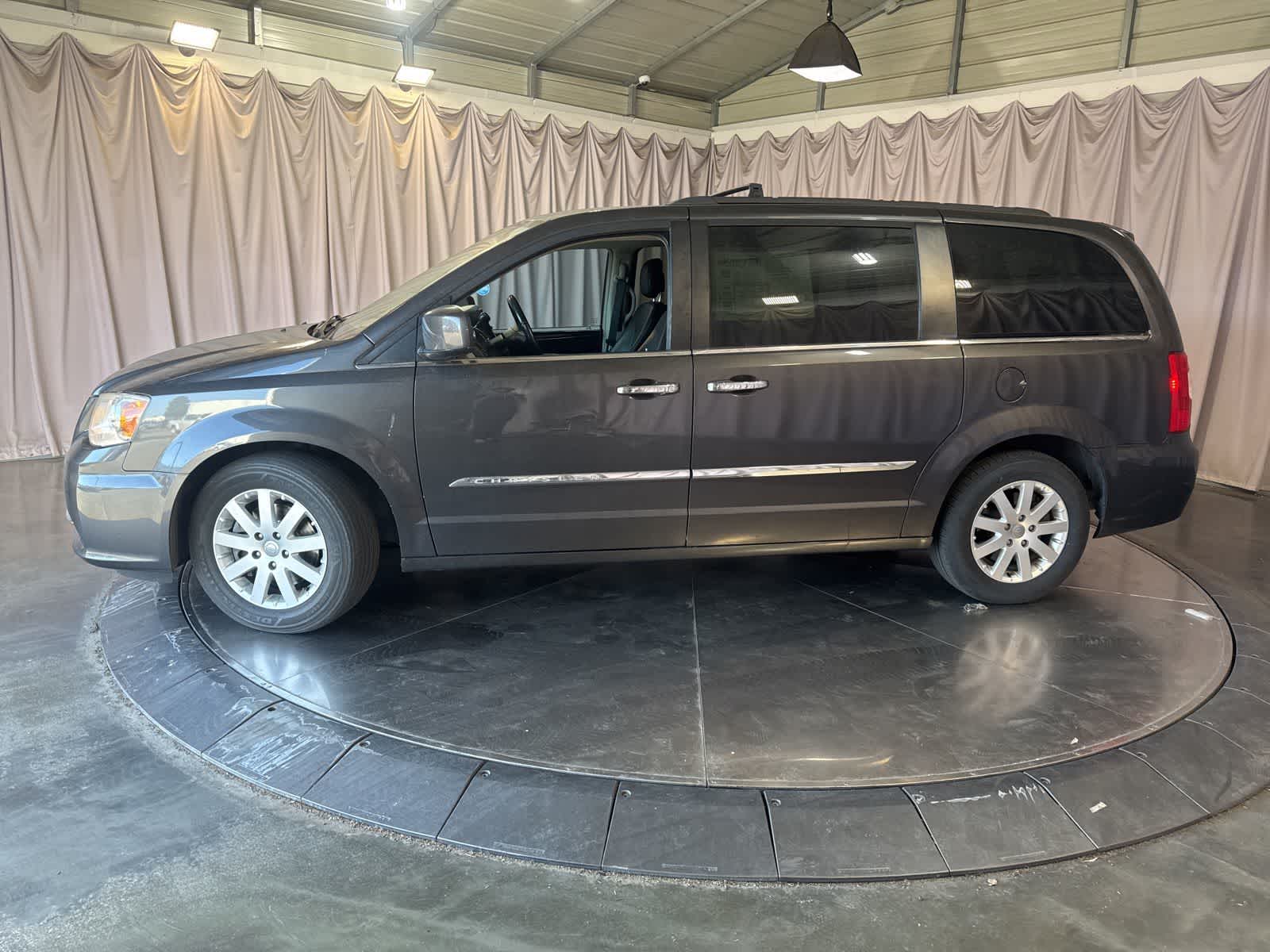 Thumbnail: 2016 Chrysler Town & Country - 8