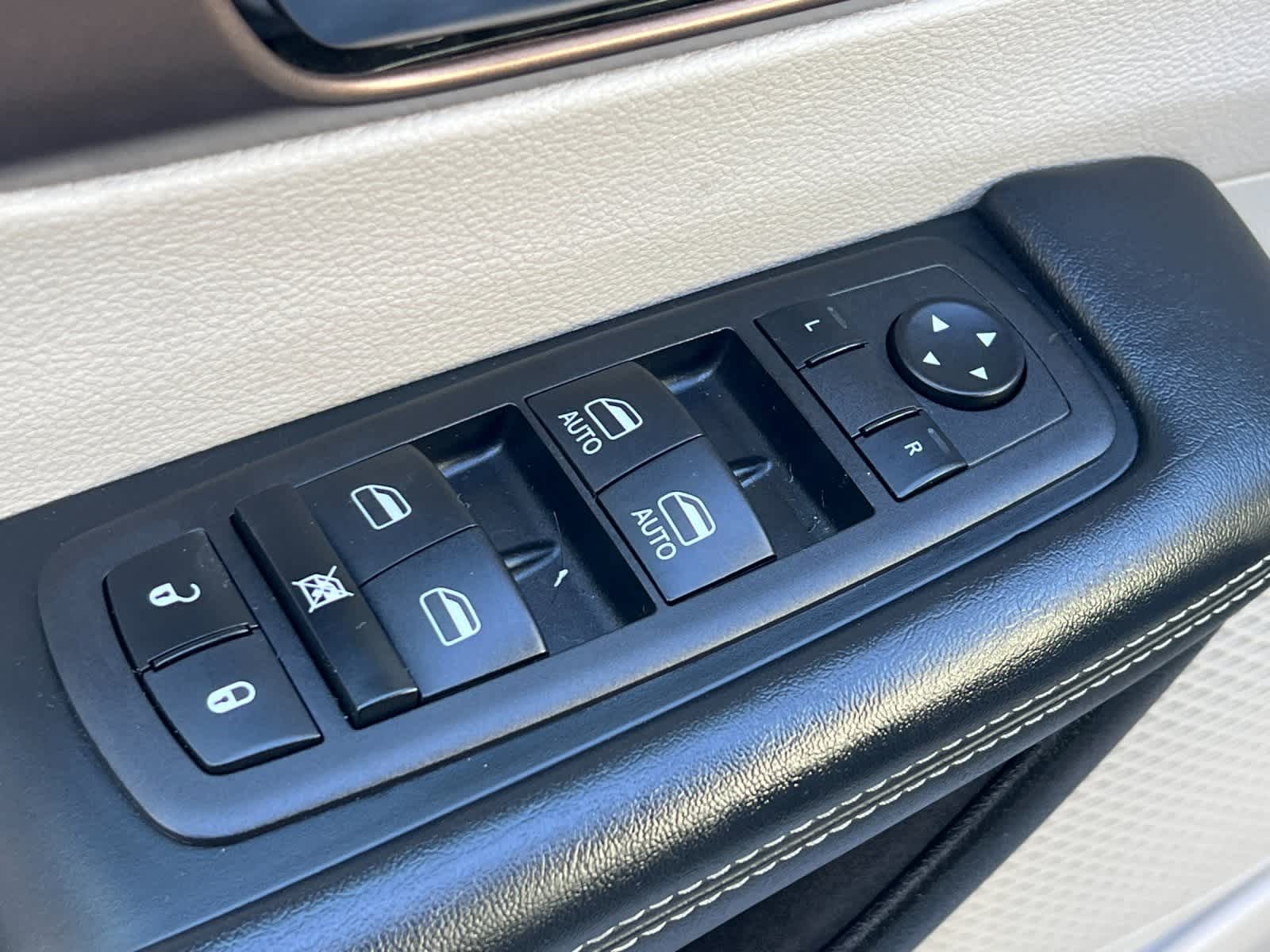 Thumbnail: 2023 Chrysler Voyager - 13