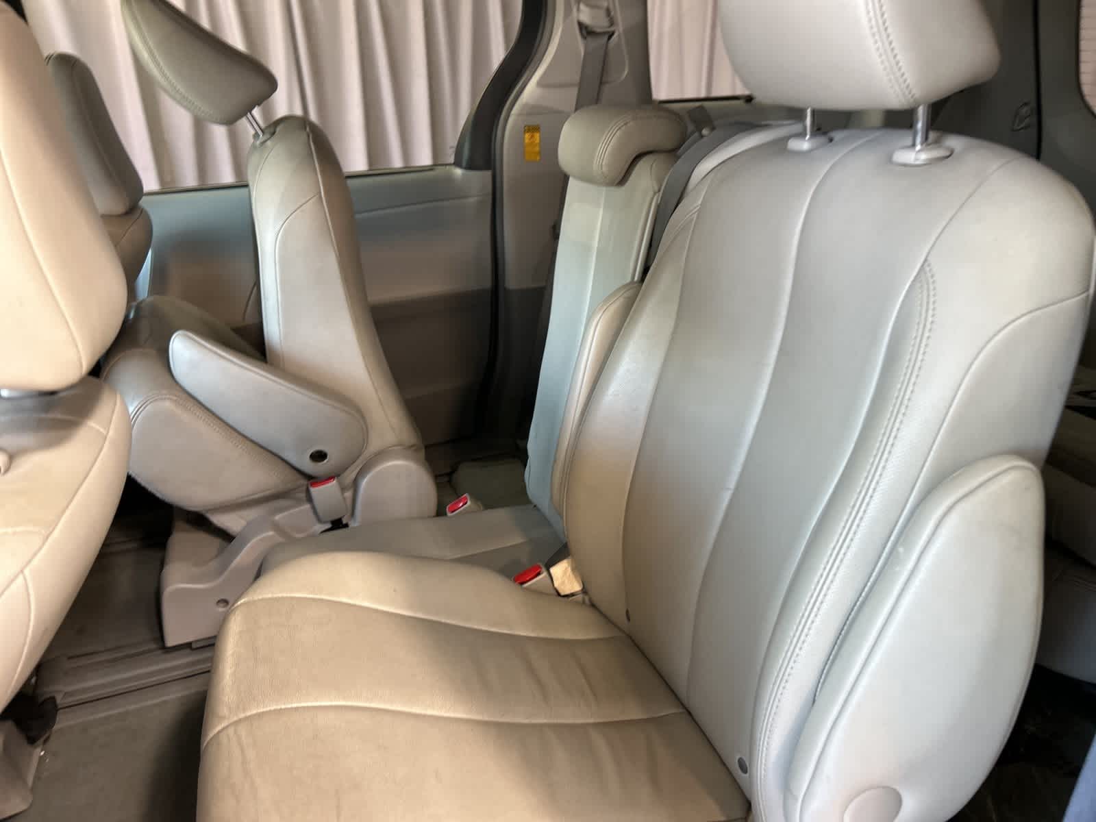 Thumbnail: 2014 Toyota Sienna - 16
