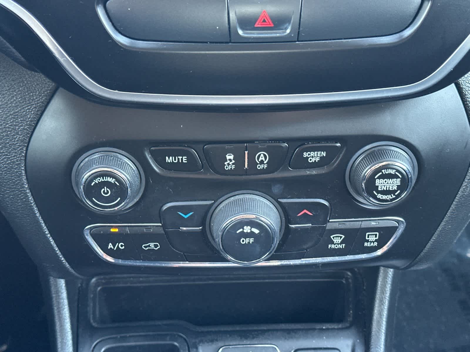 Thumbnail: 2019 Jeep Cherokee - 20