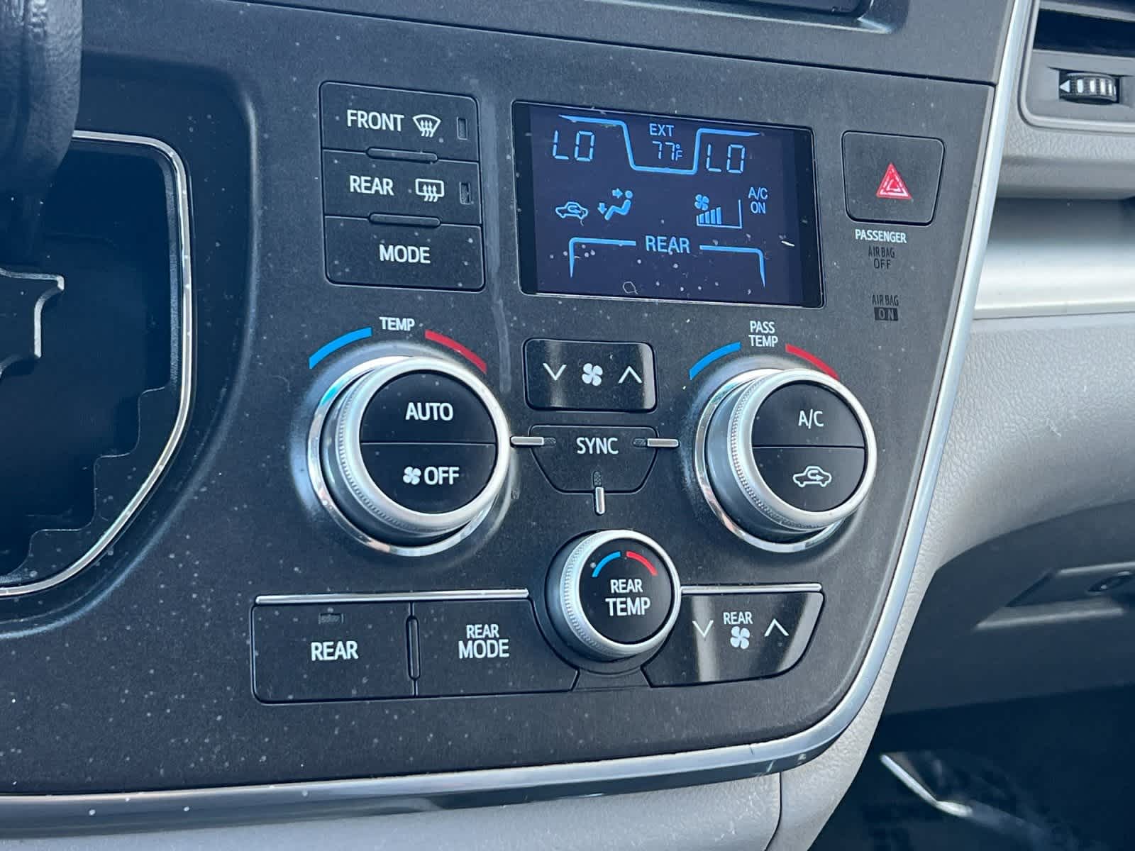 Thumbnail: 2017 Toyota Sienna - 22