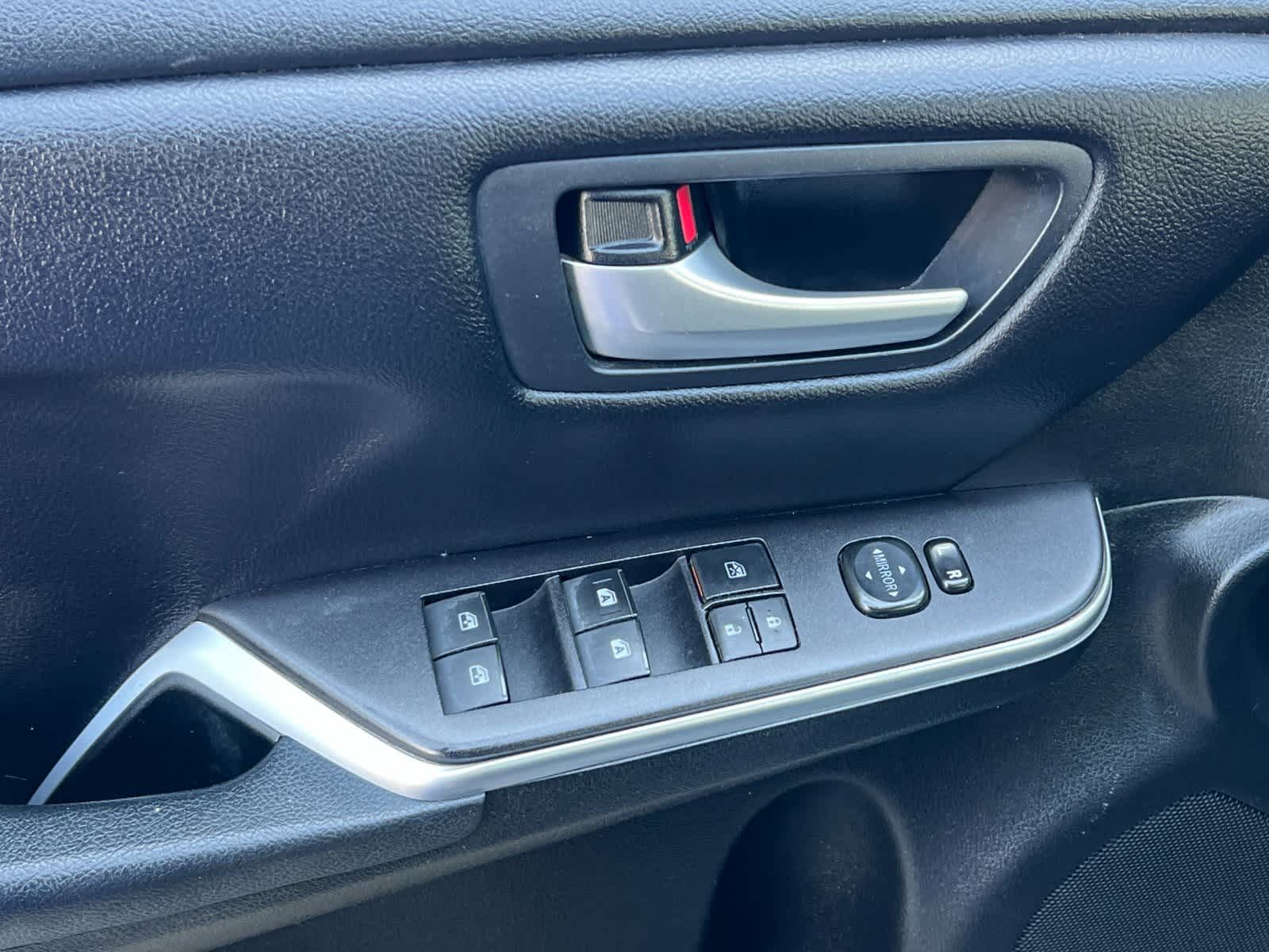 2017 Toyota Camry SE 12