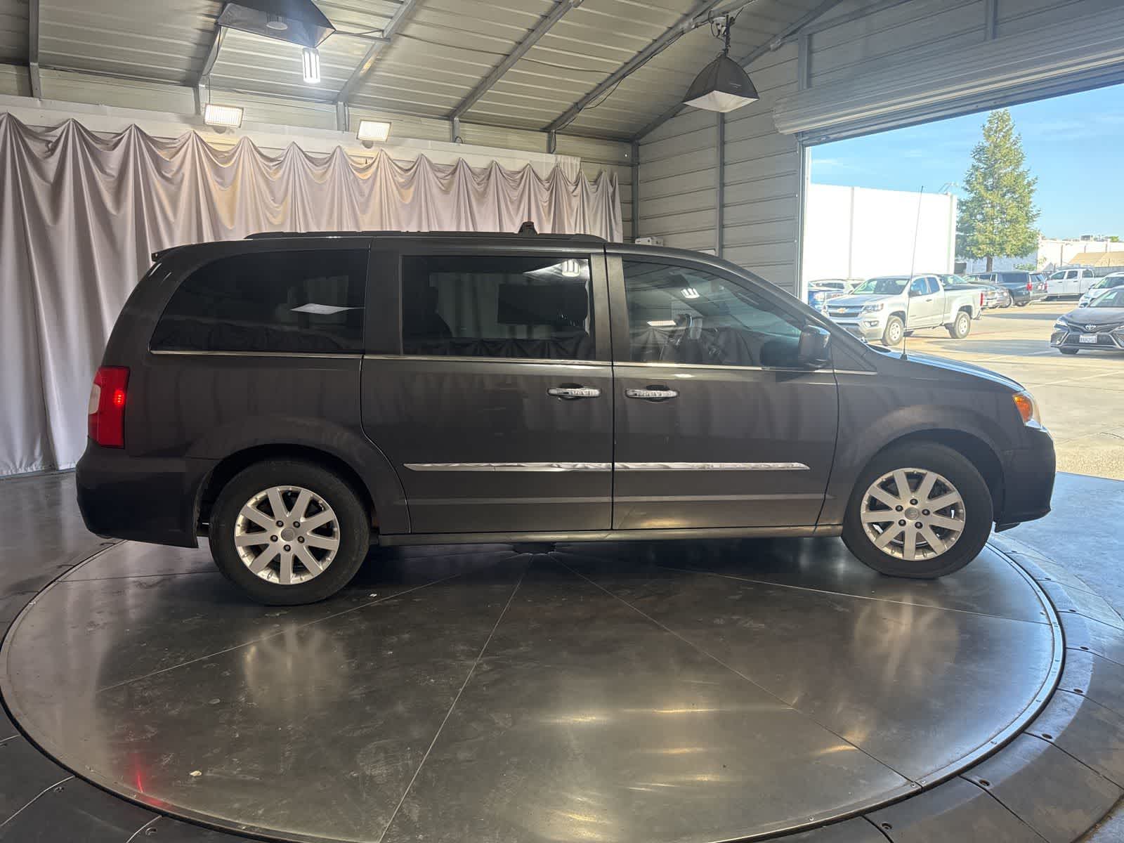 Thumbnail: 2016 Chrysler Town & Country - 4