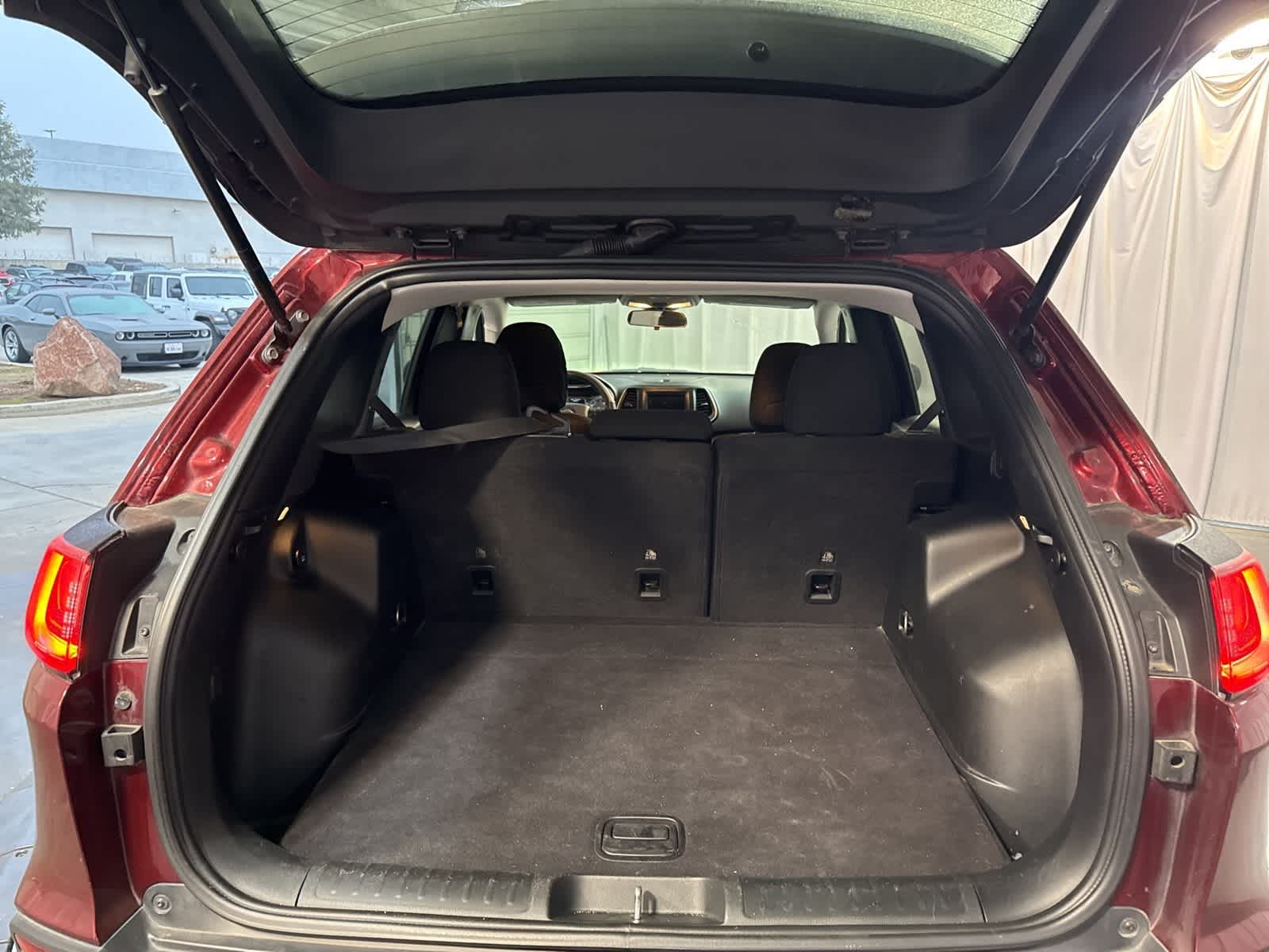 Thumbnail: 2019 Jeep Cherokee - 12