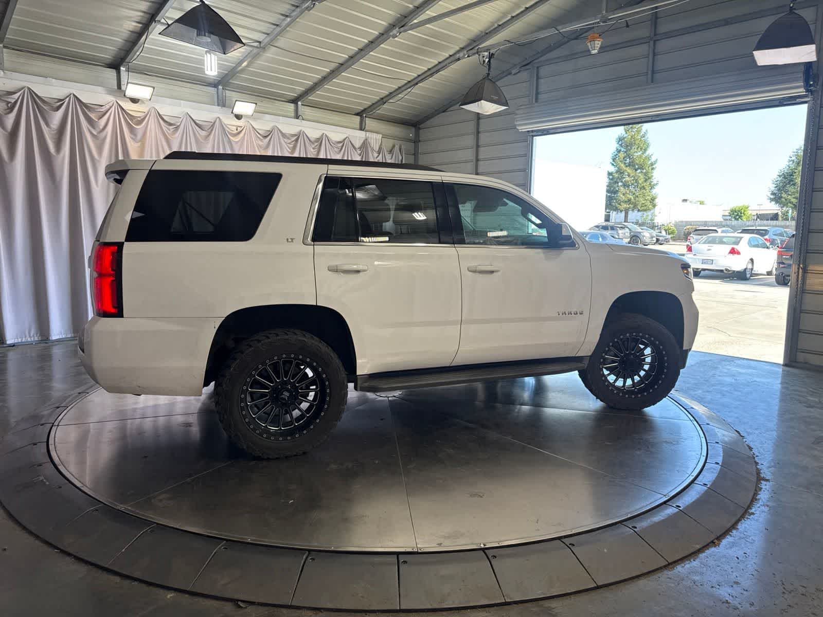 Thumbnail: 2019 Chevrolet Tahoe - 4