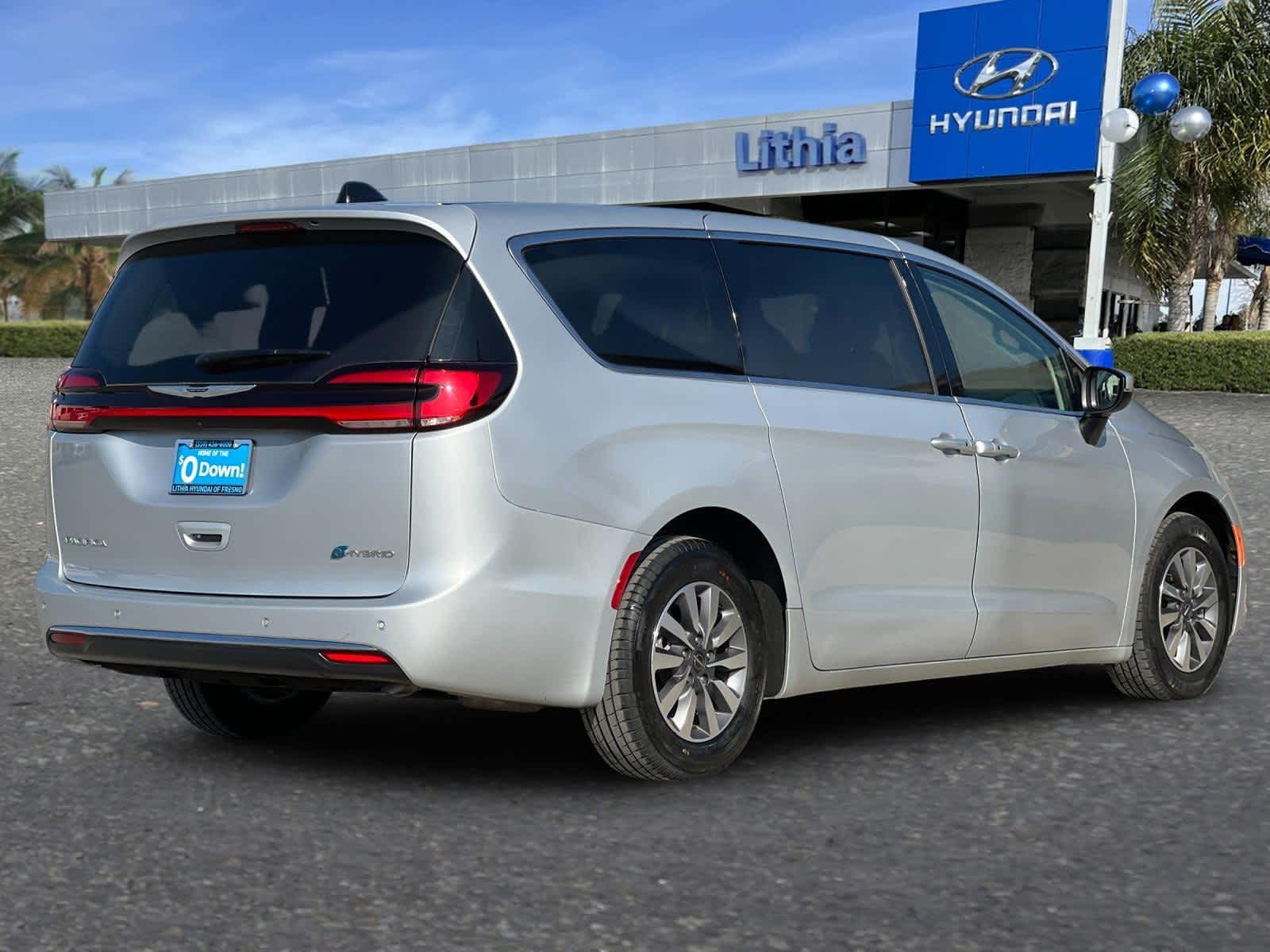 Thumbnail: 2023 Chrysler Pacifica - 3