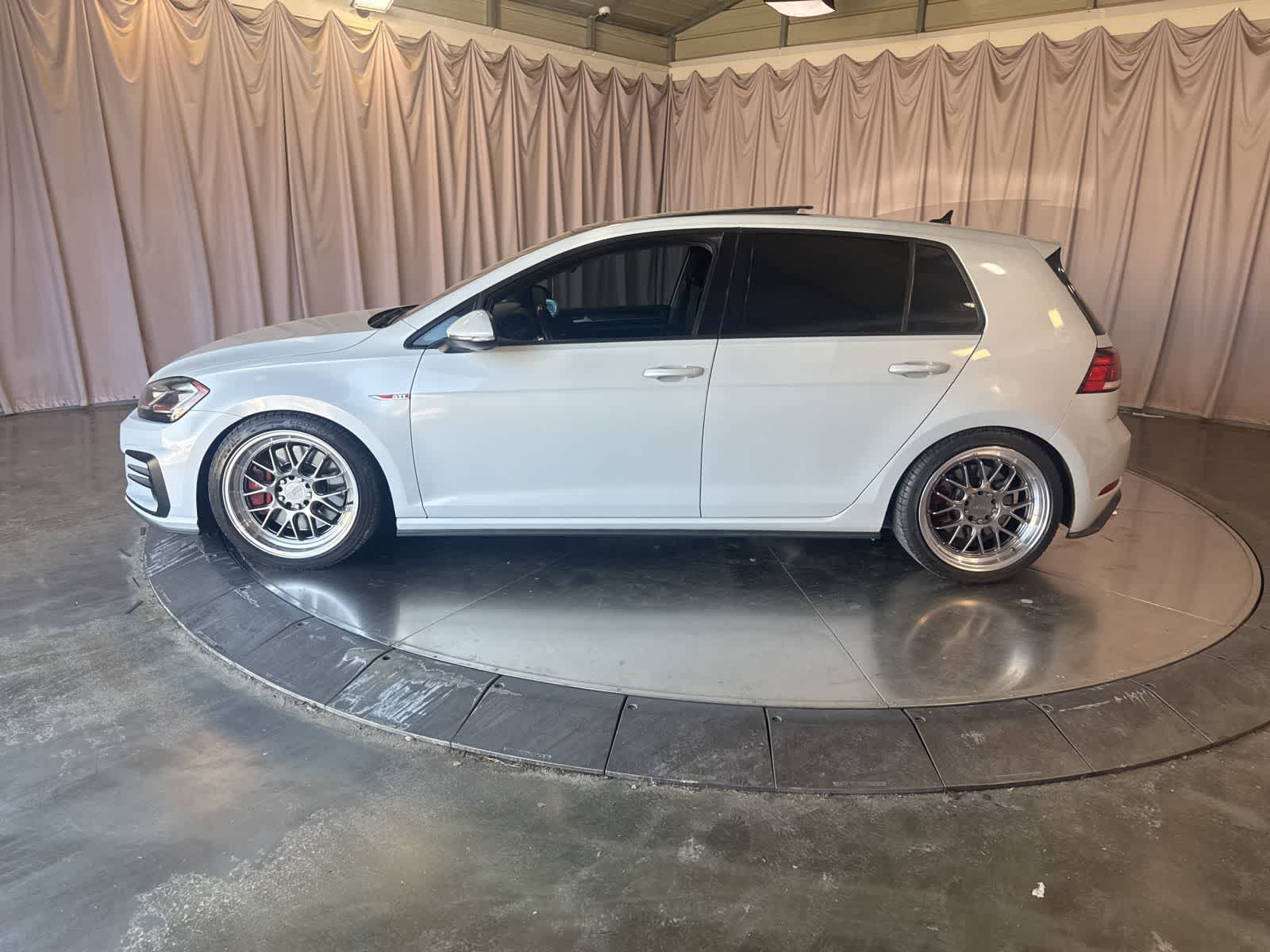 2019 Volkswagen Golf GTI 2.0T SE photo 3