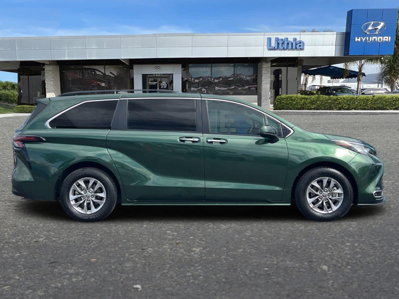 Thumbnail: 2023 Toyota Sienna - 8