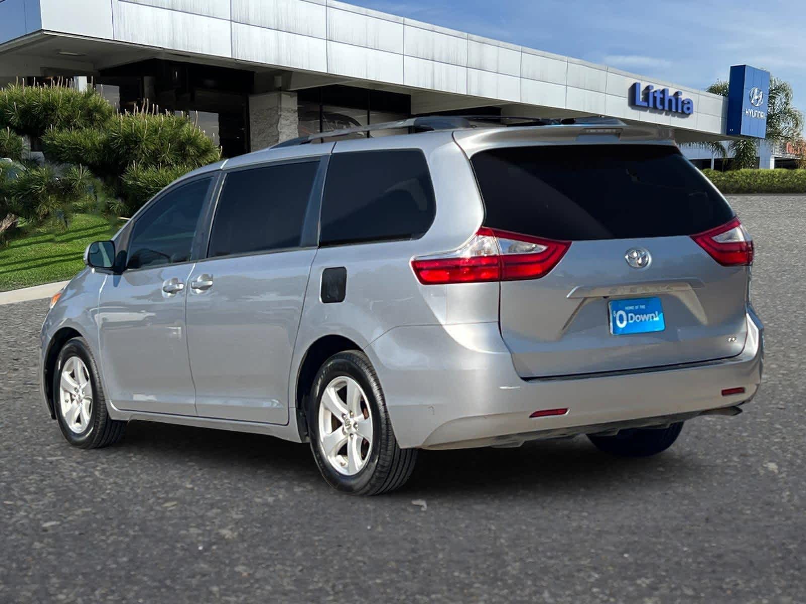 Thumbnail: 2017 Toyota Sienna - 6